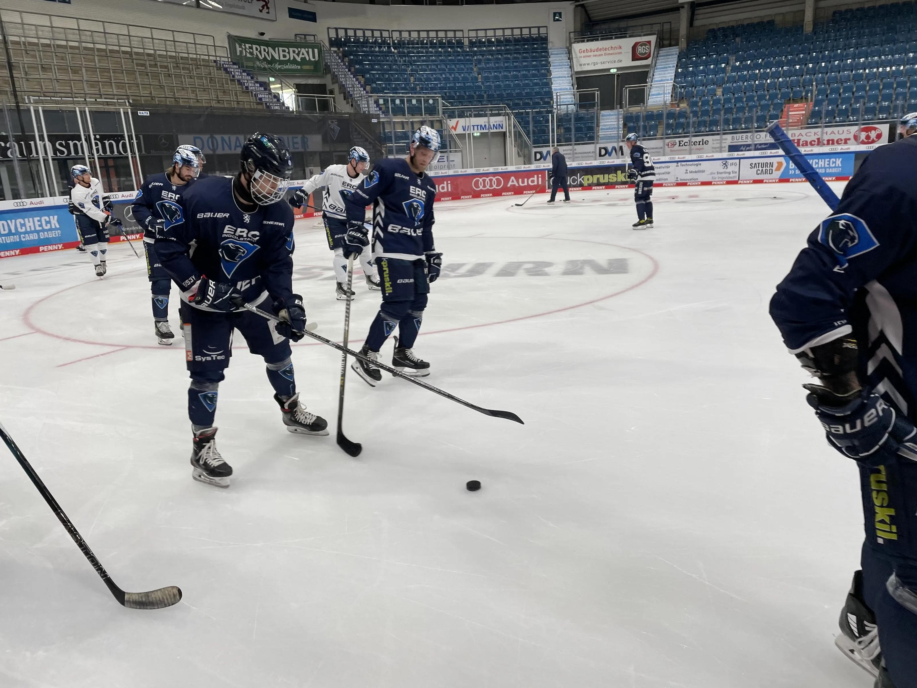 Nachwuchsspieler Niklas Hübner (schwarzer Helm mit Gitter) beim Training der Profis.