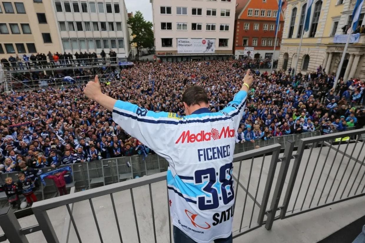 Danke, Jakub! Ficenec (hier bei der Meisterfeier 2014) beendet seine glorreiche Karriere. Fotos: Stefan Bösl - www.kbumm.de