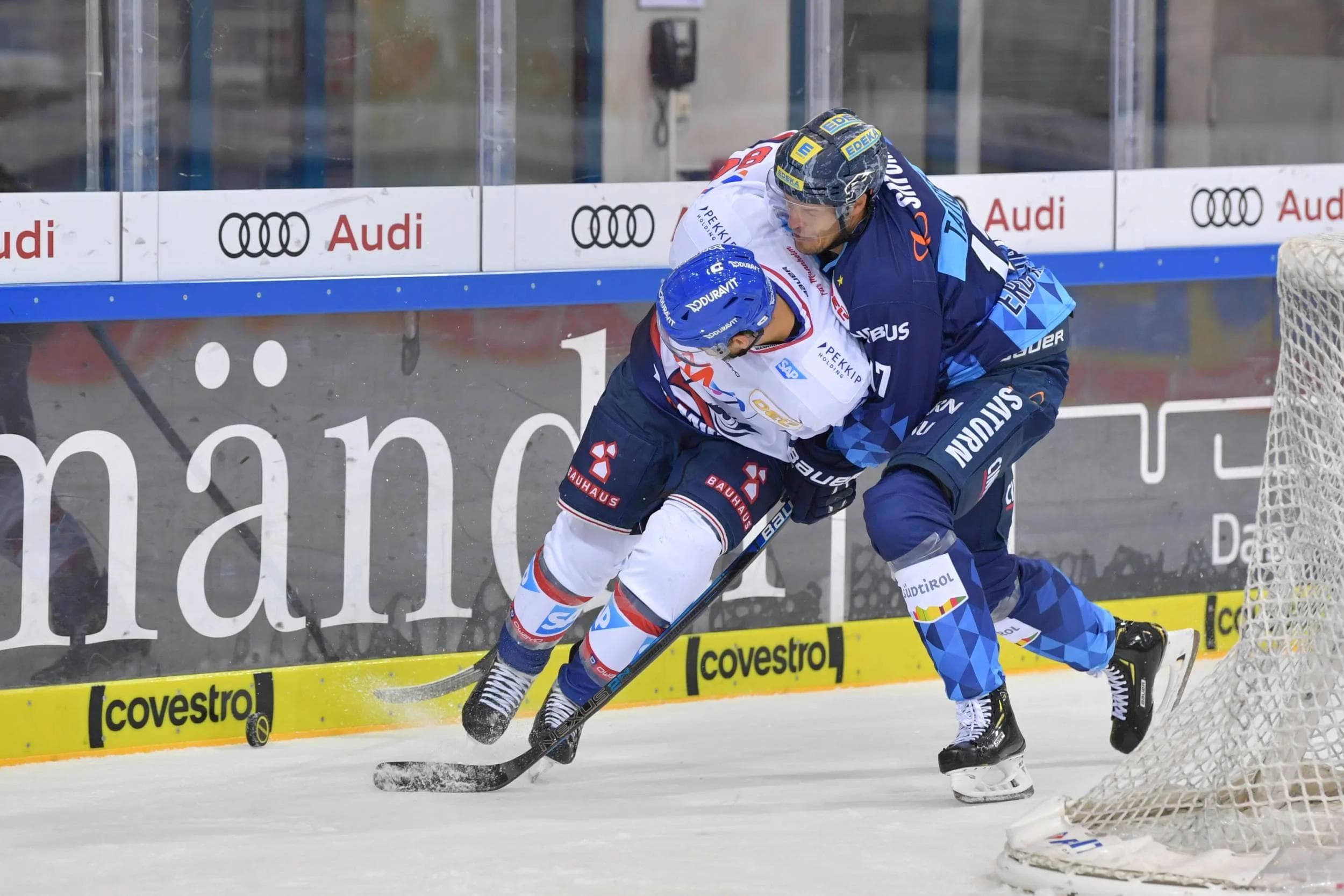 Die aufopferungsvoll kämpfenden Panther um Petr Taticek unterlagen am Ende knapp mit 1:2.
Foto: Johannes Traub/JT-Presse