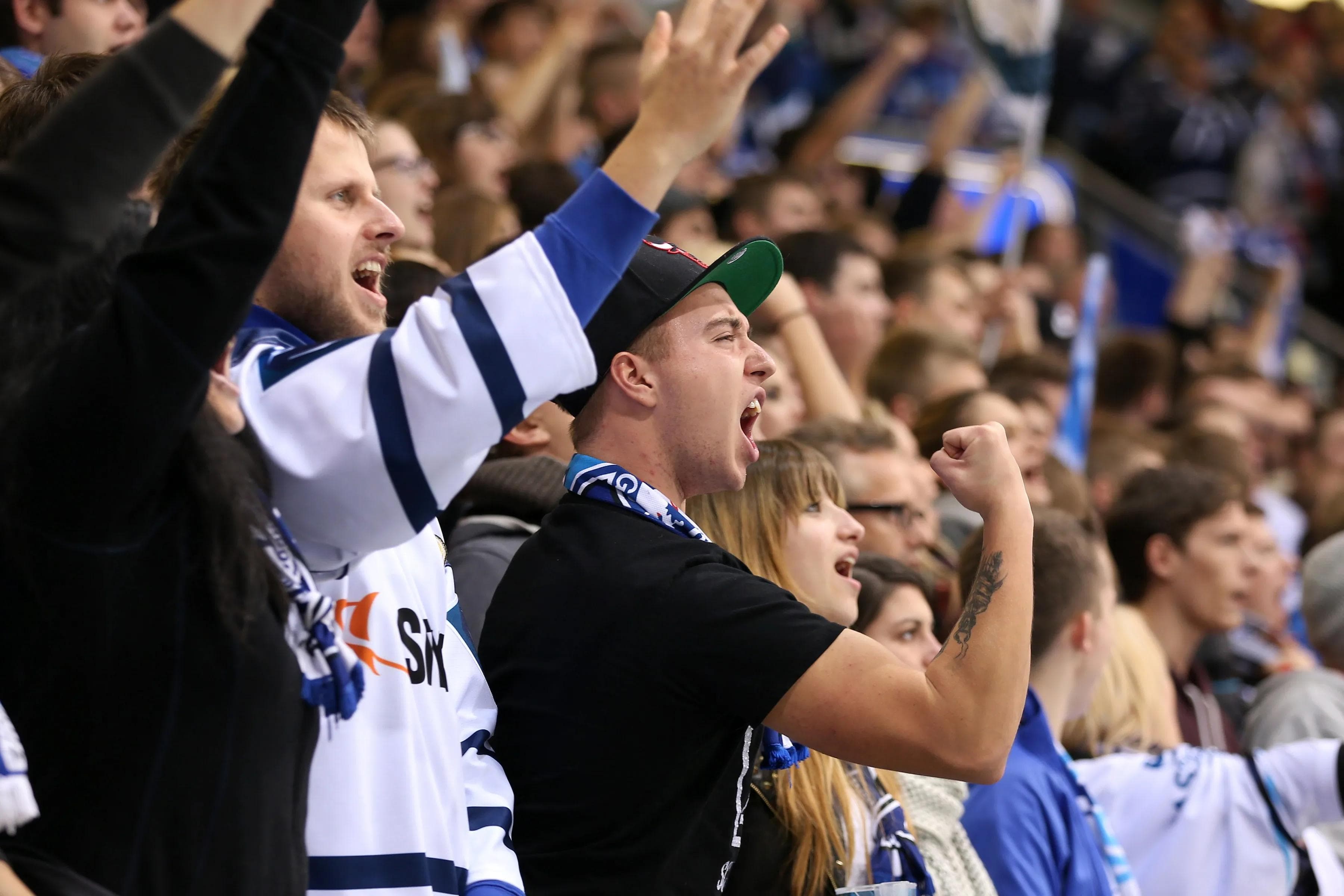 "Lasst uns die Saturn Arena wieder zu einem Hexenkessel machen", sagt Claus Gröbner. Foto: Stefan Bösl / kbumm.de