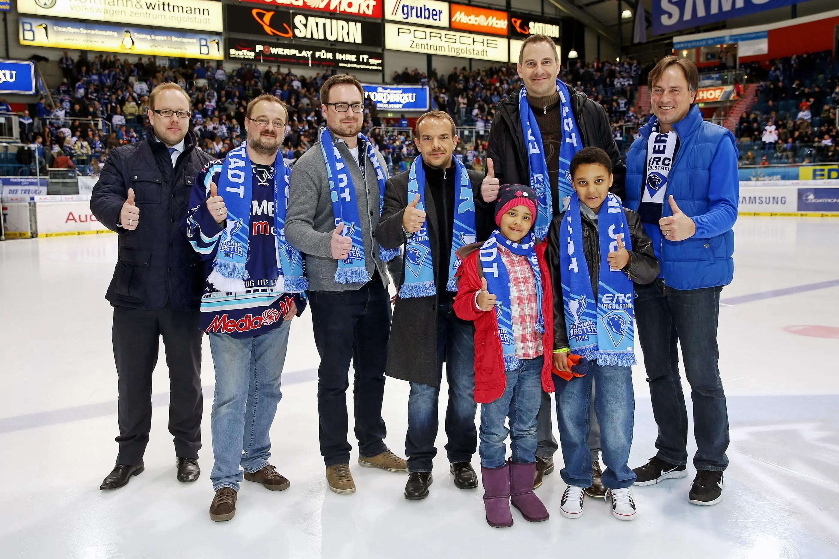 Daumen hoch für die PlayOffensive Ausbildung: ERC-Kommunikations- und Marketingdirektor Claudius Rehbein (li.) und Peter Kundinger, Pressesprecher der Agentur für Arbeit Ingolstadt (re.), gratulieren den Firmenvertretern und freuen sich anschließend mit d