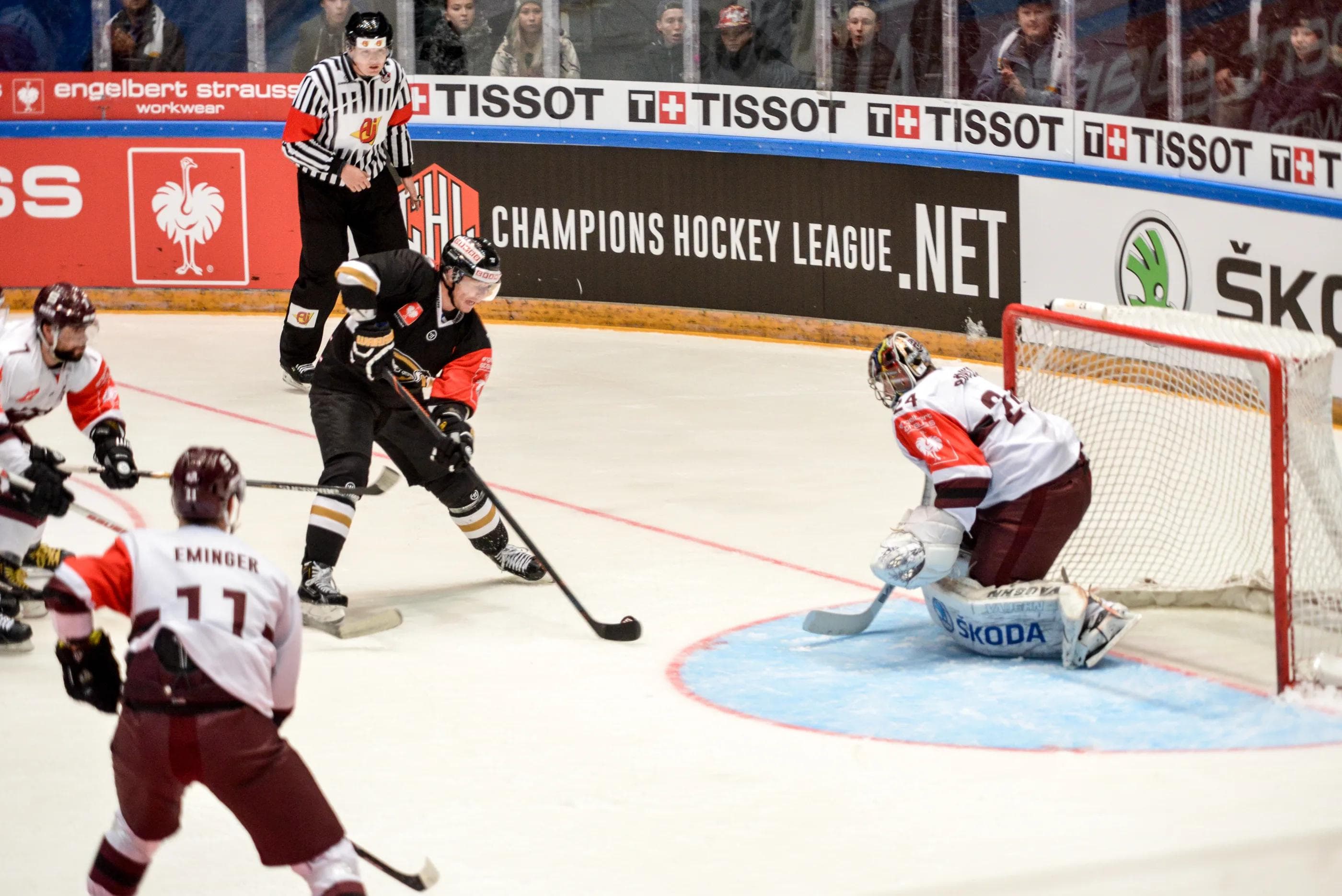 Der Moment, als Sparta Prag in der Schlussminute aus dem Turnier fliegt: Mika Pyorala trifft für Oulu. Karpat Oulu/Champions Hockey League via Getty Images