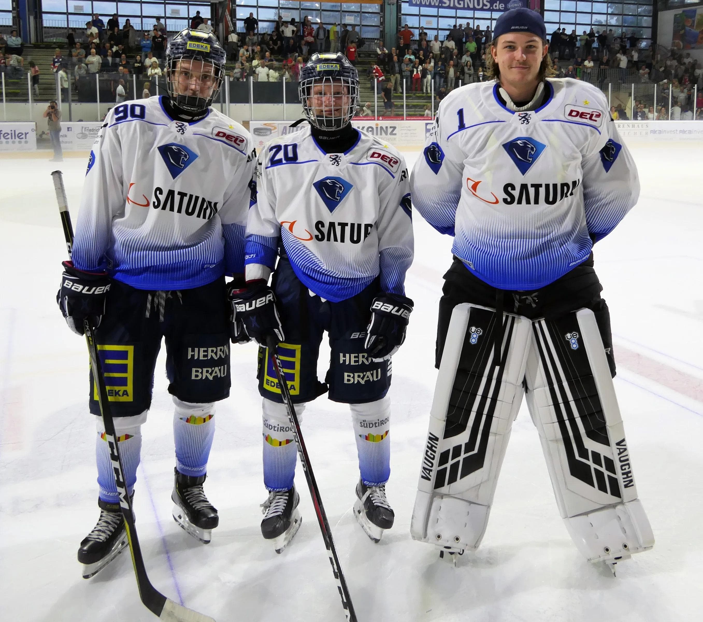 Daniel Maul und Marvin Feigl (li. u. Mitte) kamen am vergangenen Sonntag erstmals bei den Profis zum Einsatz, Goalie Jonas Stettmer war Backup. Am Wochenende starten sie in die DNL-Saison. Foto: S.Feigl