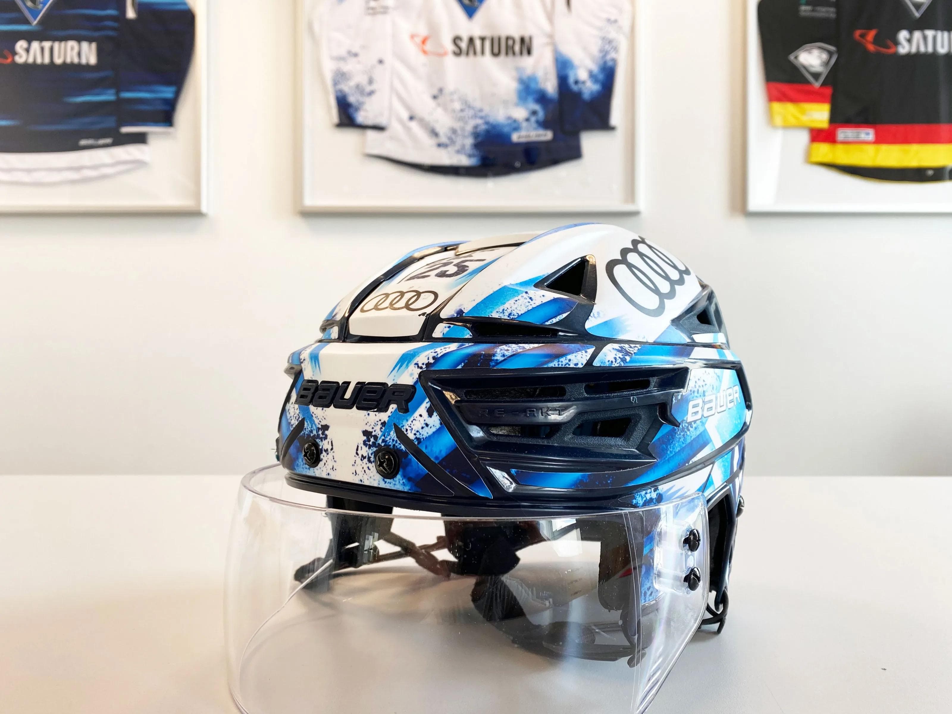 Zu gewinnen gab es einen signierten Spielerhelm von Leon Hüttl.