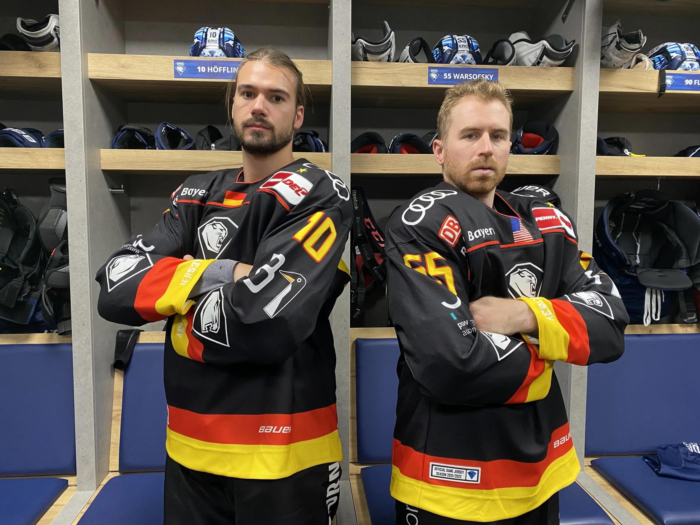 Mirko Höfflin (li.) und David Warsfosky (re.) im Sondertrikot, in dem die Panther am Sonntag auflaufen.