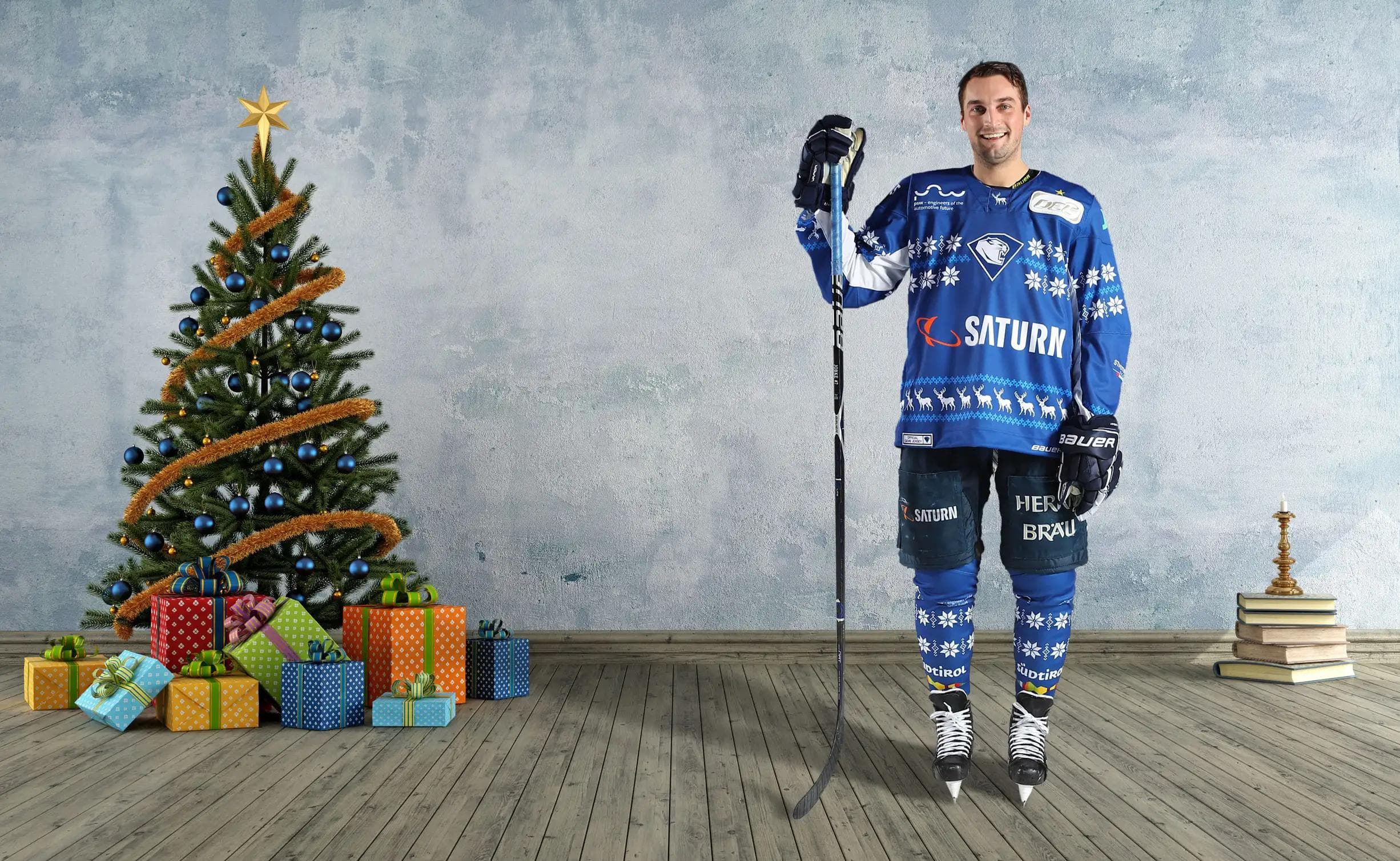 Es weihnachtet sehr: Colton Jobke im neuen Weihnachtstrikot. Foto: Stefan Bösl und Archideaphoto