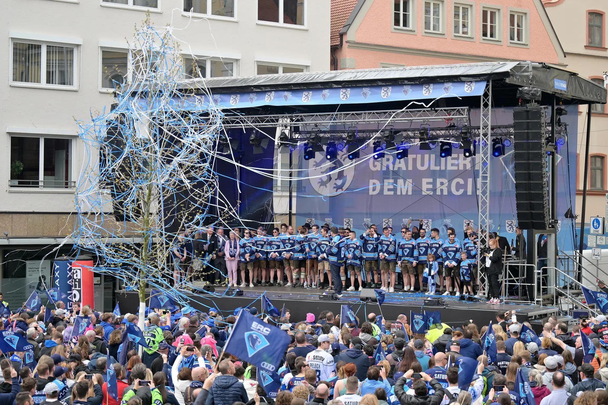 Grandiose Atmosphäre herrschte auf dem Rathausplatz.
Foto: Foto: Johannes Traub/JT-Presse.de