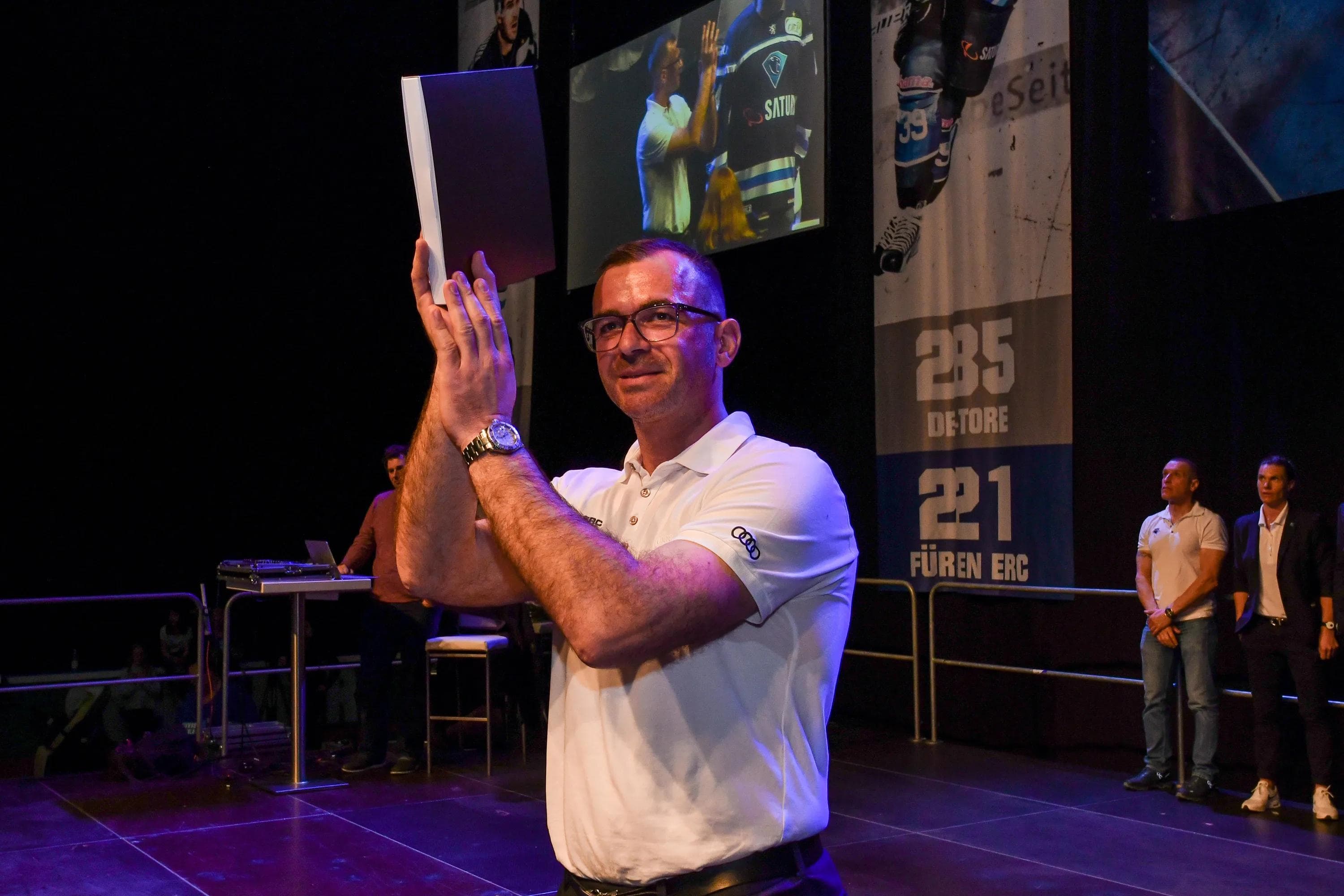 Nach 11 Jahren beim ERC verabschiedet sich die lebende Legende und zieht zurück in seine Heimat Deggendorf. Foto: st-foto/Strisch