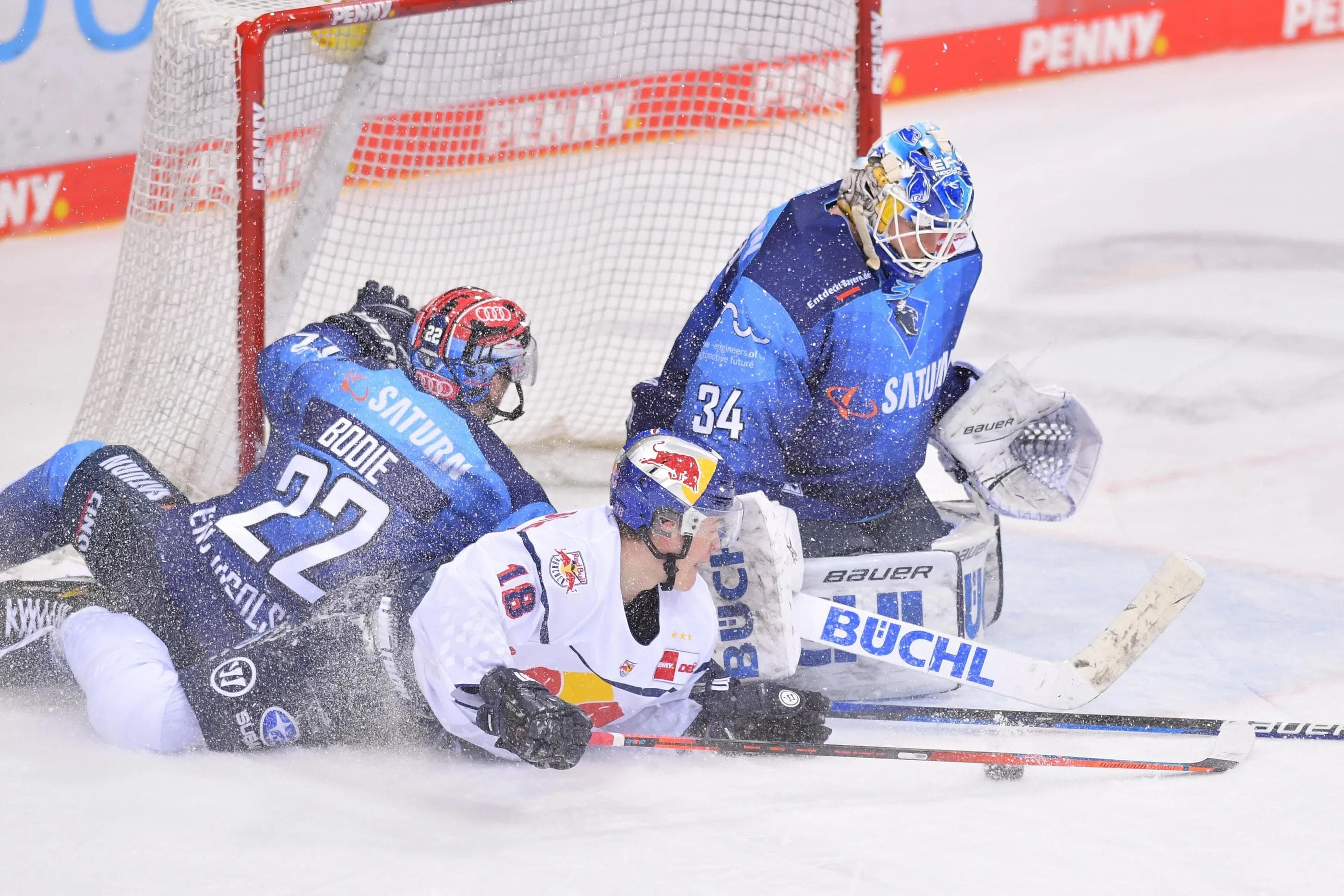 Voller Einsatz für den Sieg. Die Panther um Mat Bodie (li.) und Goalie Michael garteig wollen heute den zweiten Tabellenplatz zurückerobern.
Foto: Johannes Traub/JT-Presse.de