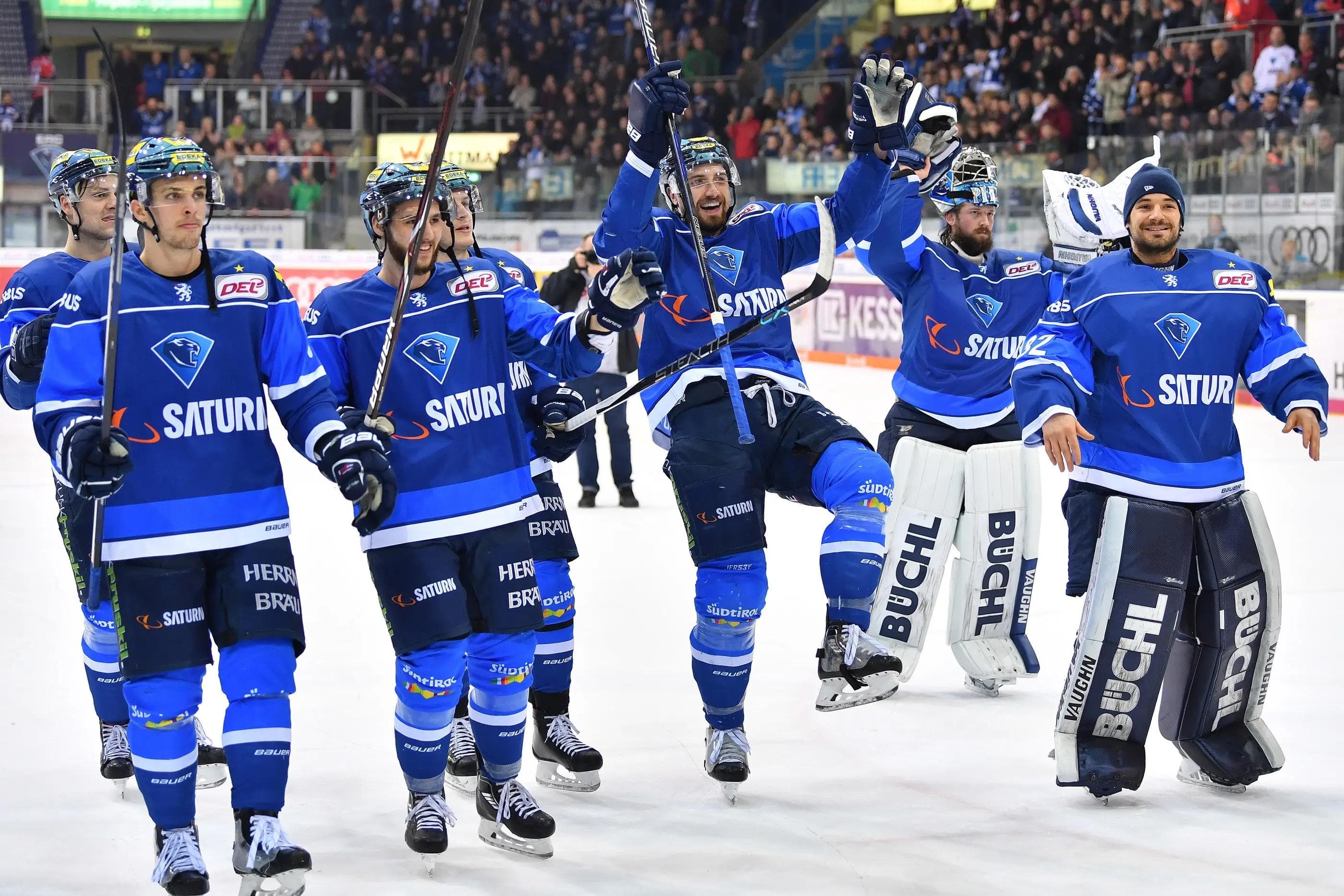 "So ein Tag, so wunderschön wie heute..." stimmten die Fans an. Die Panther hatten einen furiosen Sieg gelandet. Foto: ST-Foto.de / Johannes Traub