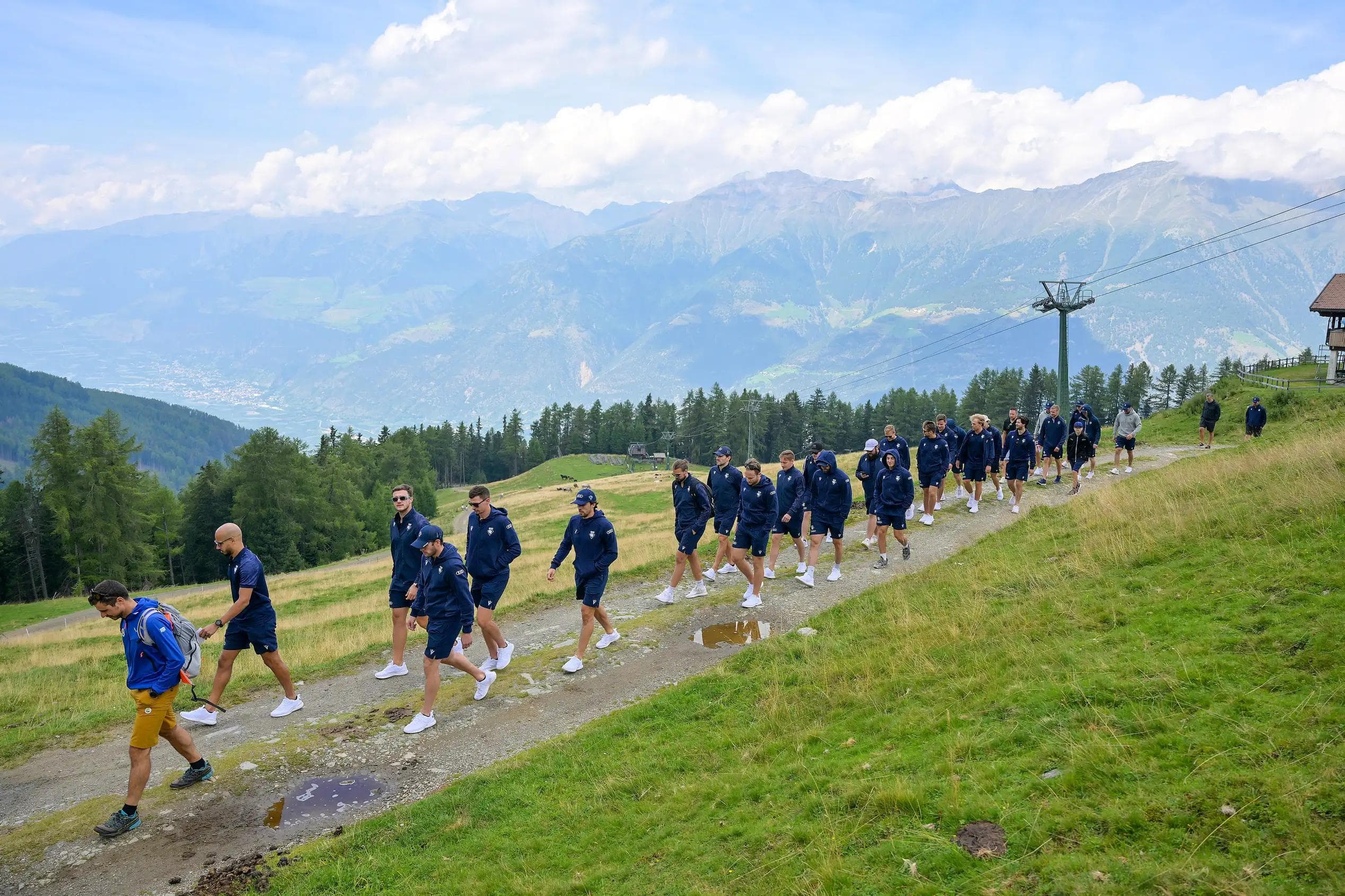 Wanderung vor eindrucksvollem Bergoanorama.
Foto: Johannes Traub/JT-Presse.de