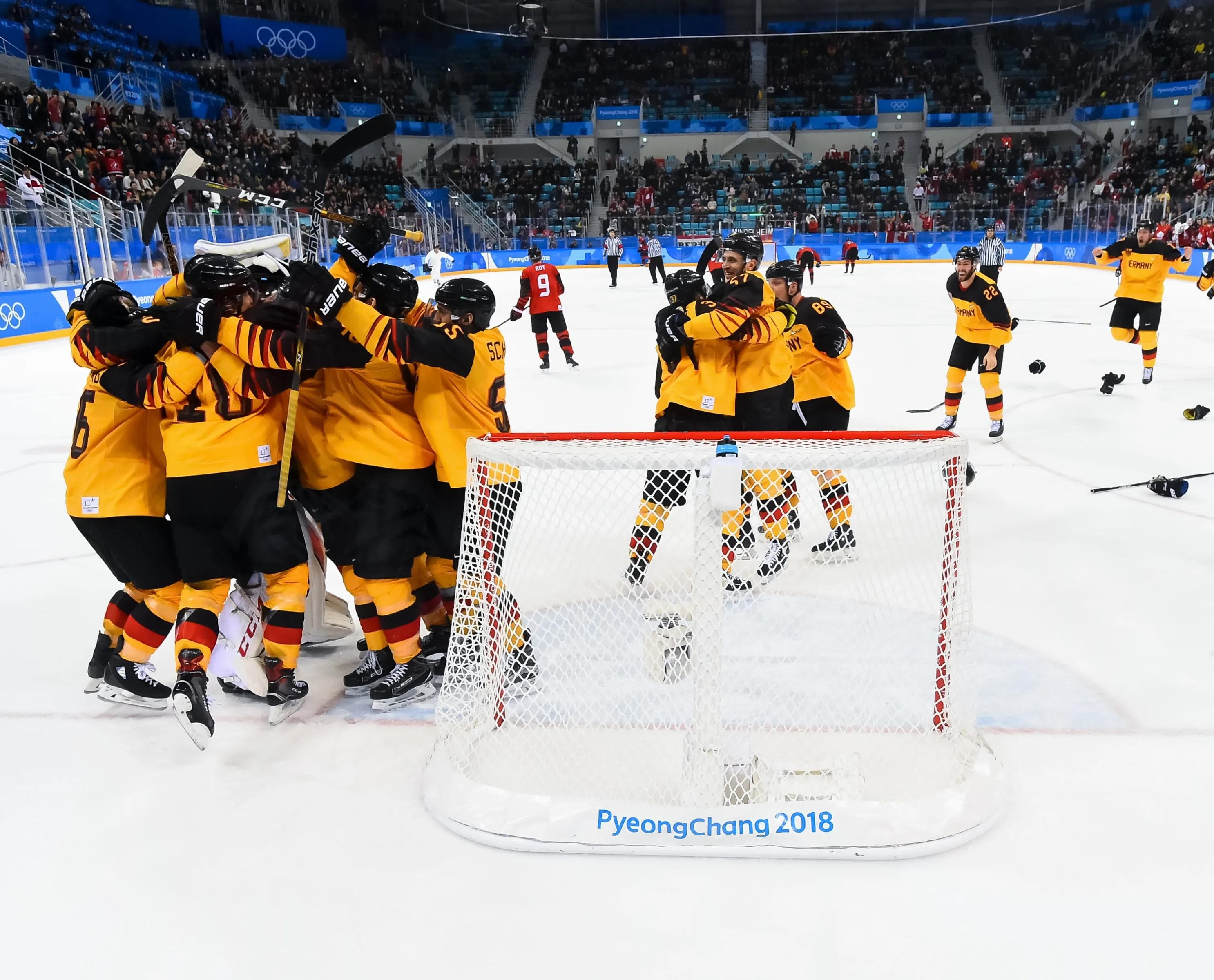 Deutschland schlägt Kanada im Halbfinale mit 4:3 und steht erstmals in einem Olymischen Finale. 

Foto: Matt Zambonin/HHOF-IIHF Images