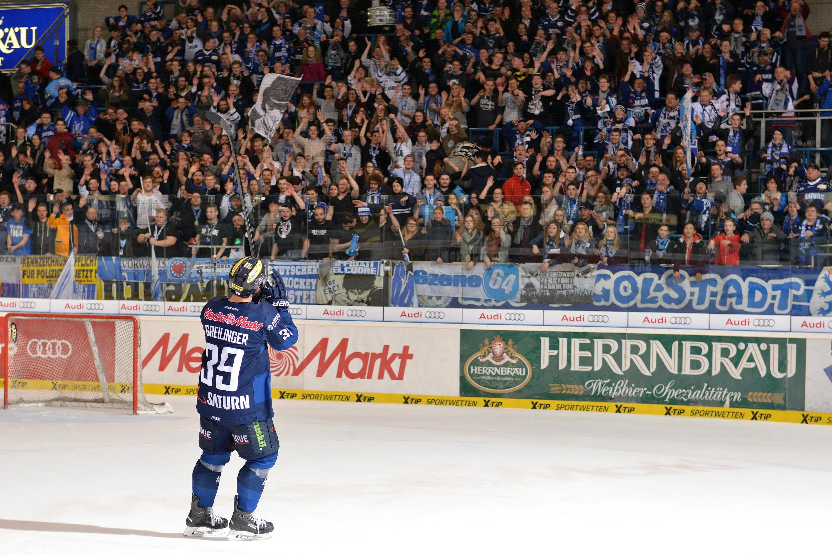 Thomas Greilingers 3:1 sicherte den Panther-Sieg ab. Er feierte im Anschluss mit den Fans einen gelungenen Abend. Foto: st-foto.de / Traub