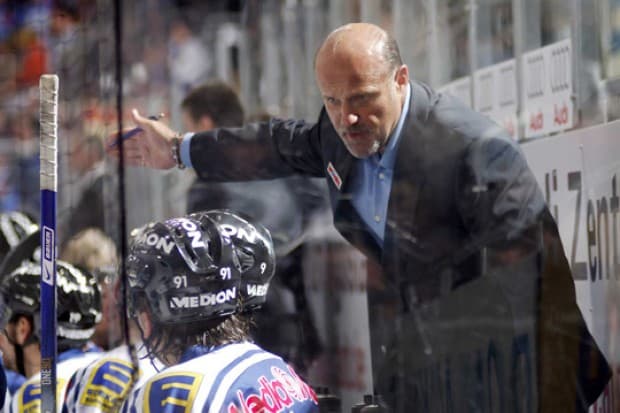 ERC- Trainer Benoit Laporte chattet heute mit den Pantherfans. Foto: kbumm
