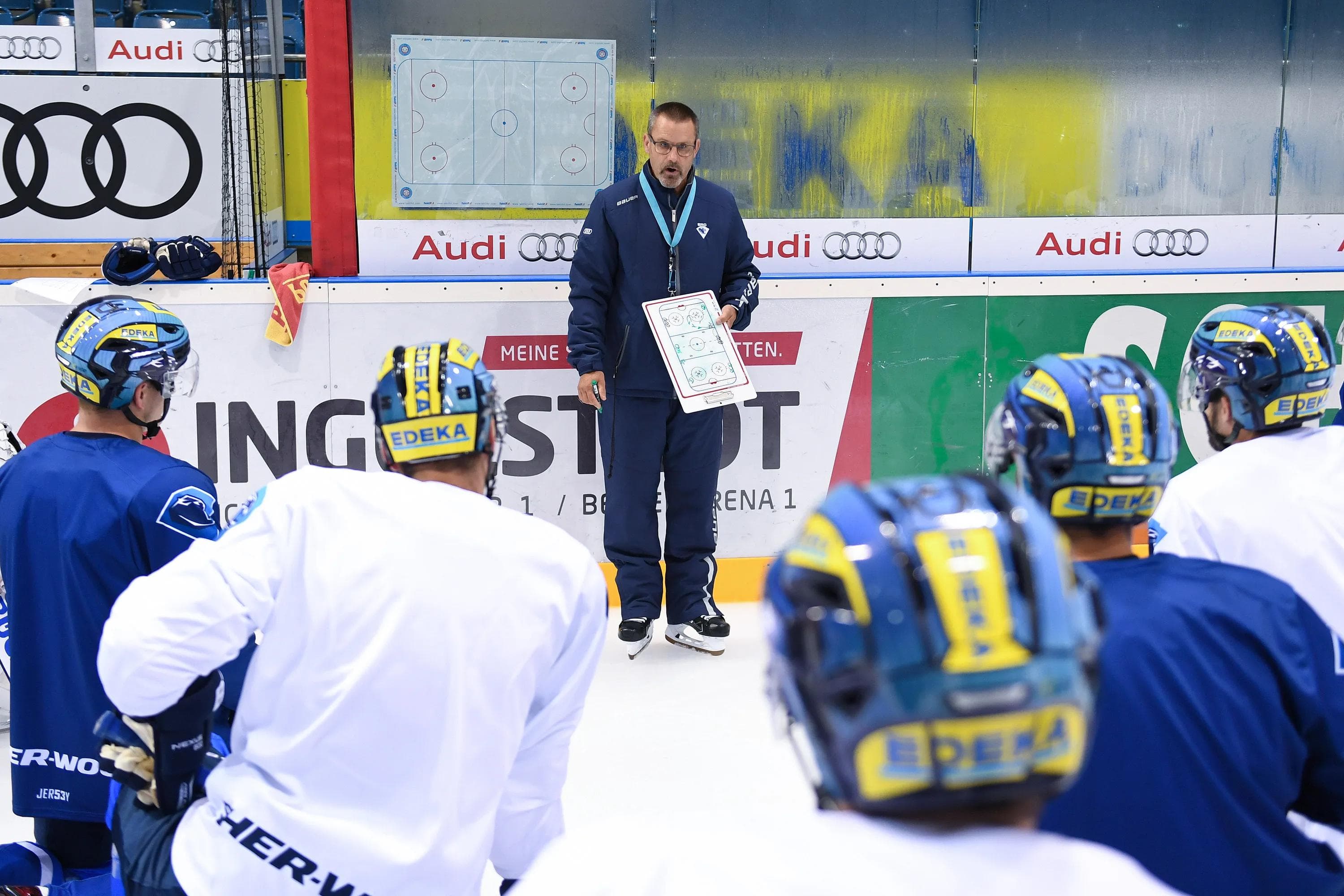 Cheftrainer Tommy Samuelsson erklärte die neue Taktik. Foto: st-foto.de / Johannes Traub