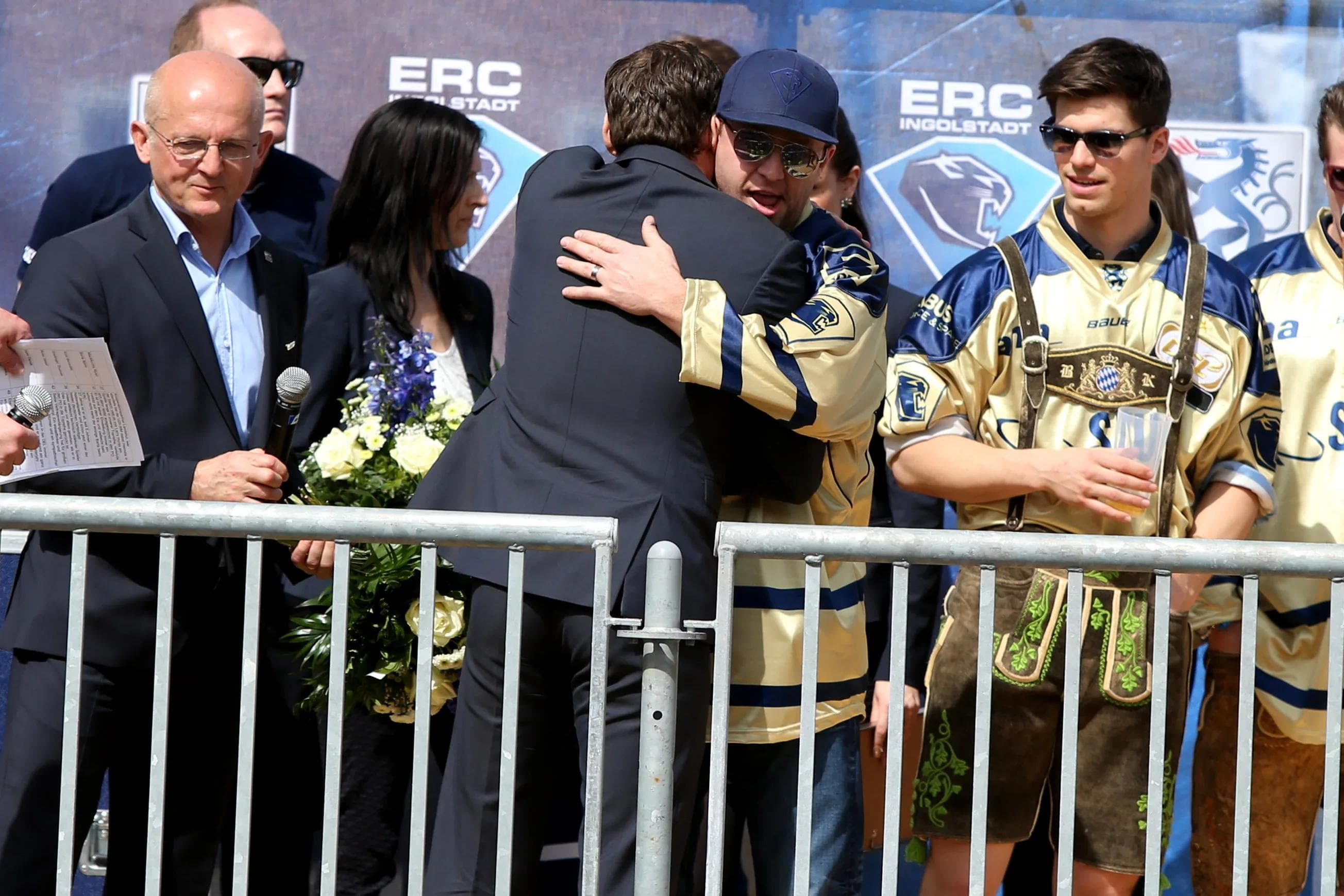 Umarmung für den scheidenden Derek Hahn...