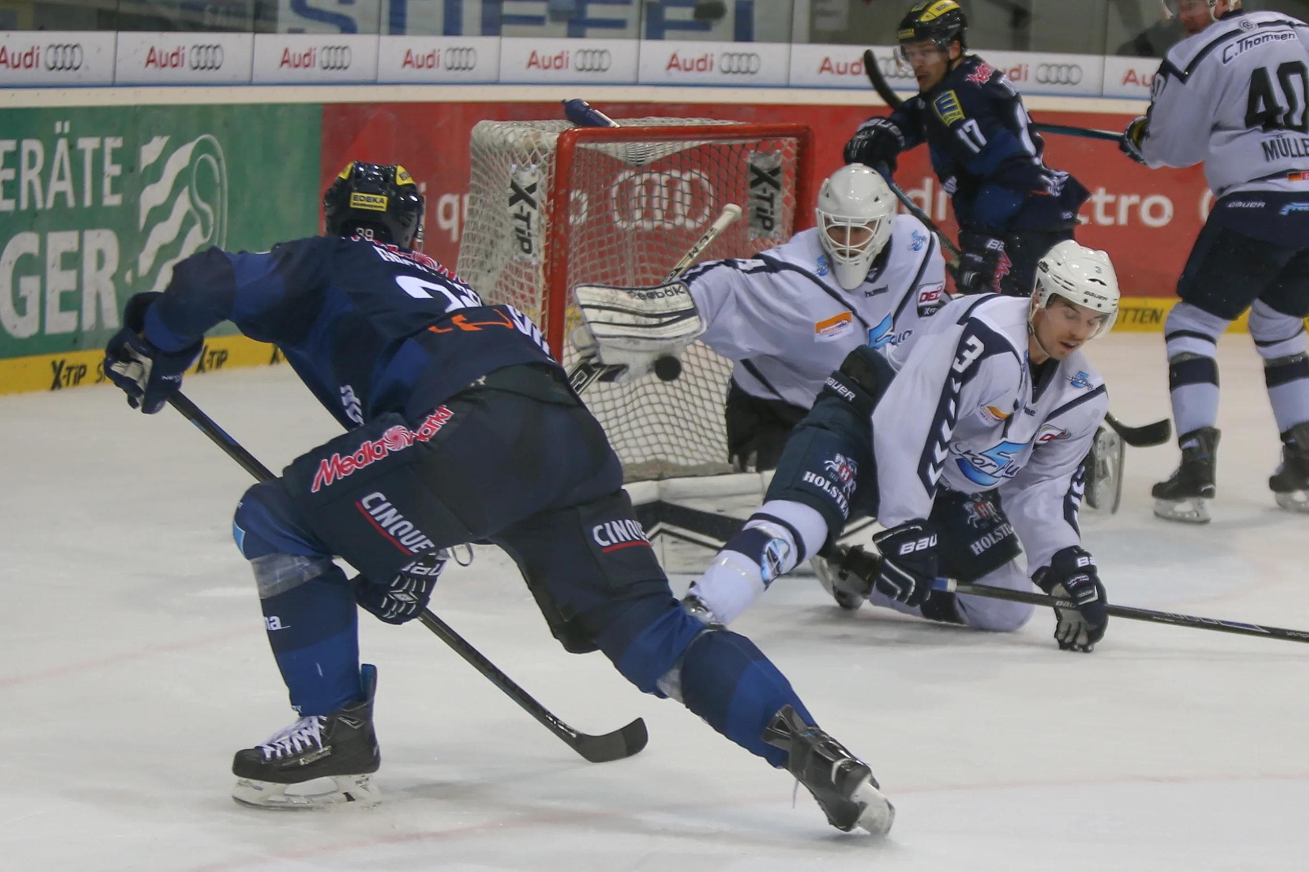 Die Panther haben durch den Krimi-Sieg den Sprung auf die Playoffplätze geschafft. Foto: Jürgen Meyer / kbumm.de