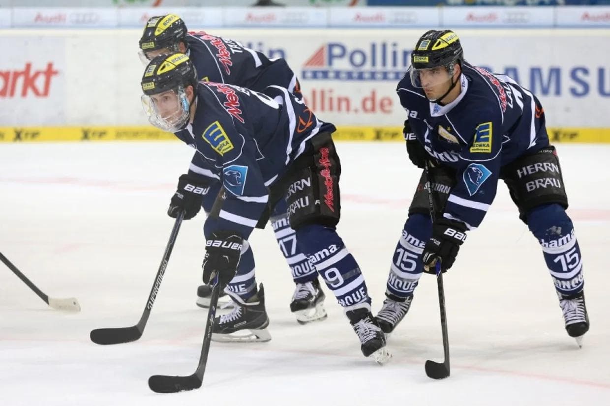PetrTaticek, Brandon Buck und John Laliberte, erzielten zusammen sechs Treffer für die Panther gegen die Schwenninger WildWings. (Foto: Stefan Bösl, www.kbumm.de)