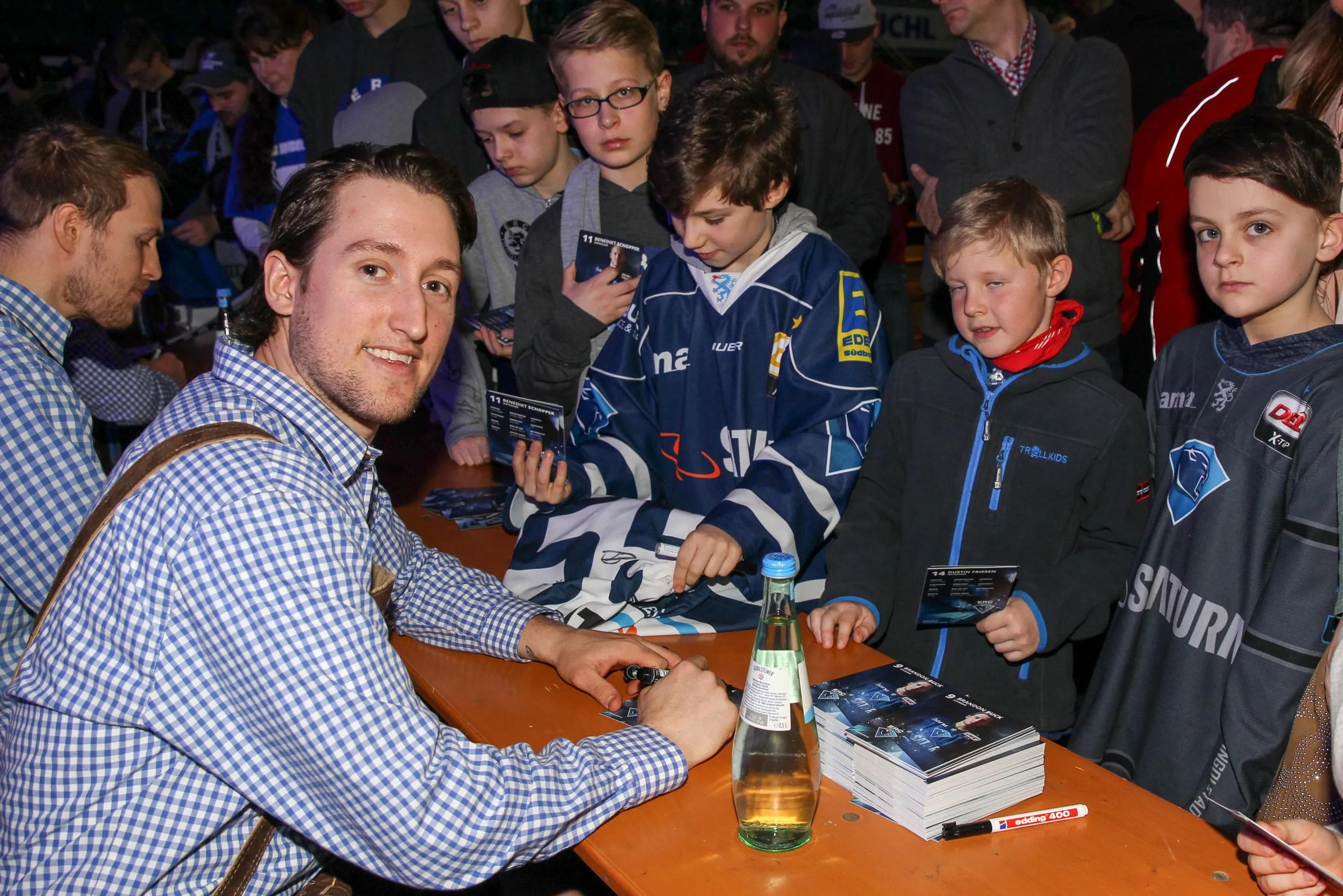 Brandon Buck und seine Panther schrieben über 2 Stunden Autogramme (Foto: Meyer)
