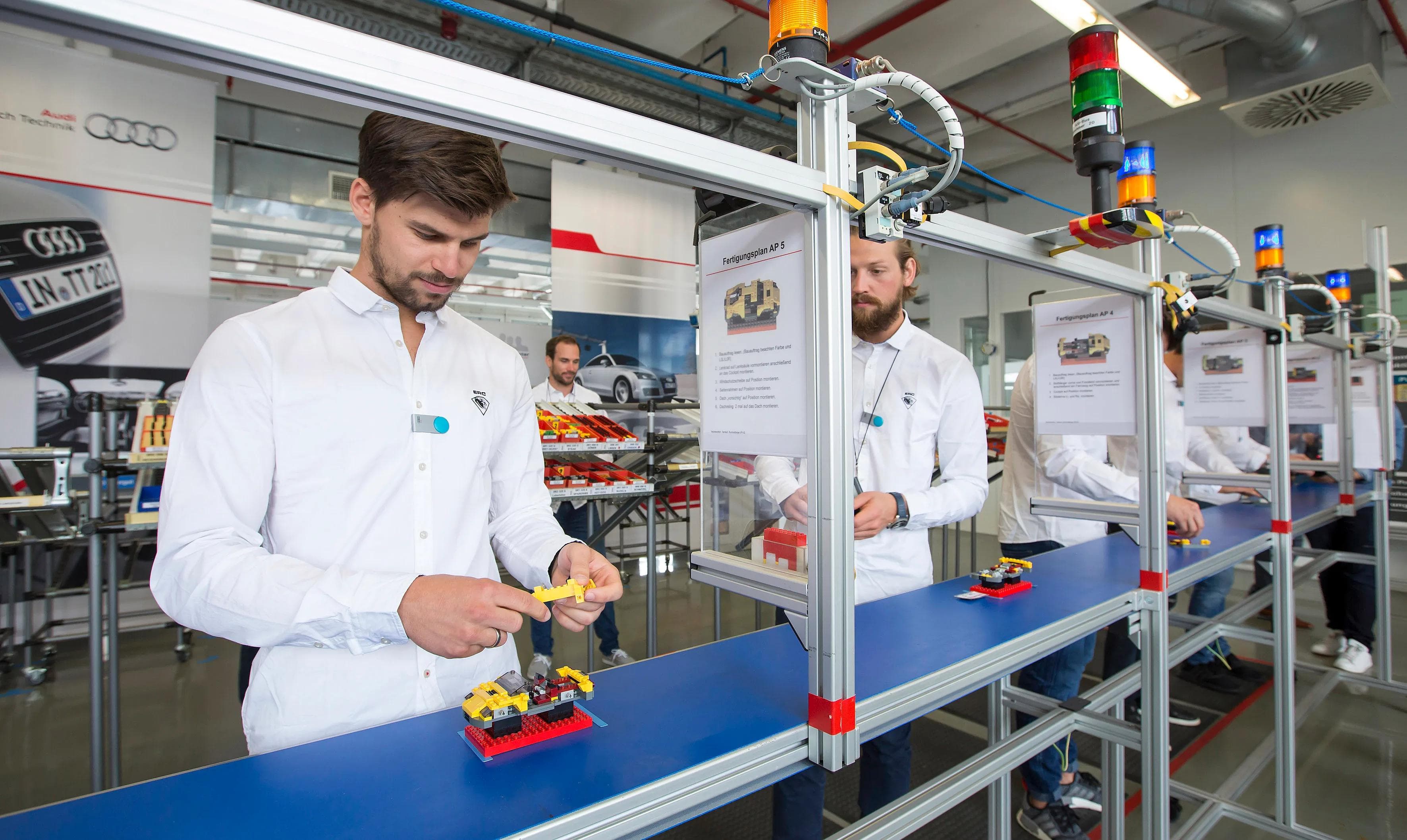 Benedikt Kohl und Timo Pielmeier lernen das Synchronisieren von Prozessen. Foto: Stefan Sauer / Audi