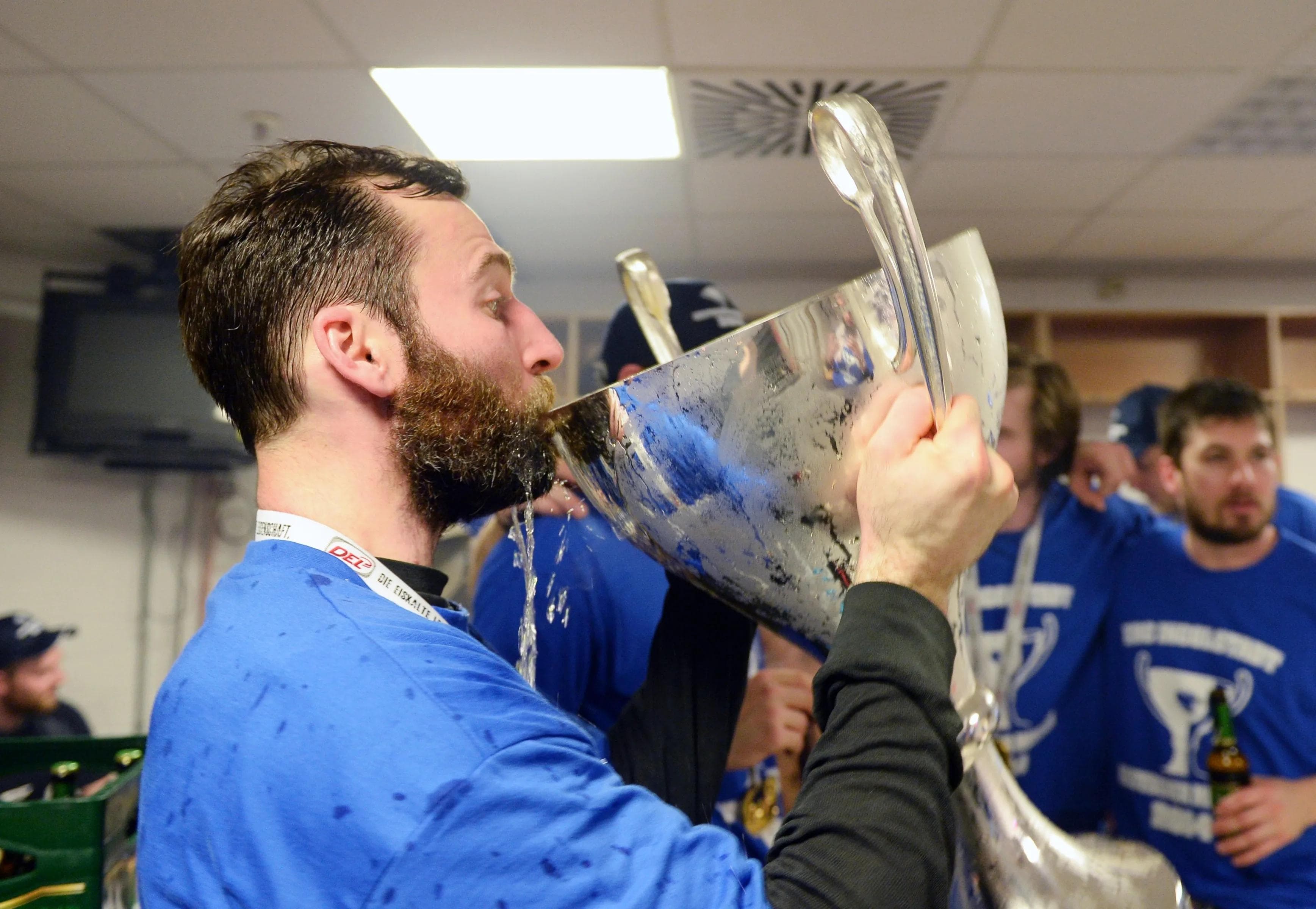 Markus Janka, hier mit dem Meisterpokal, beendet seine Karriere. Foto: City Press