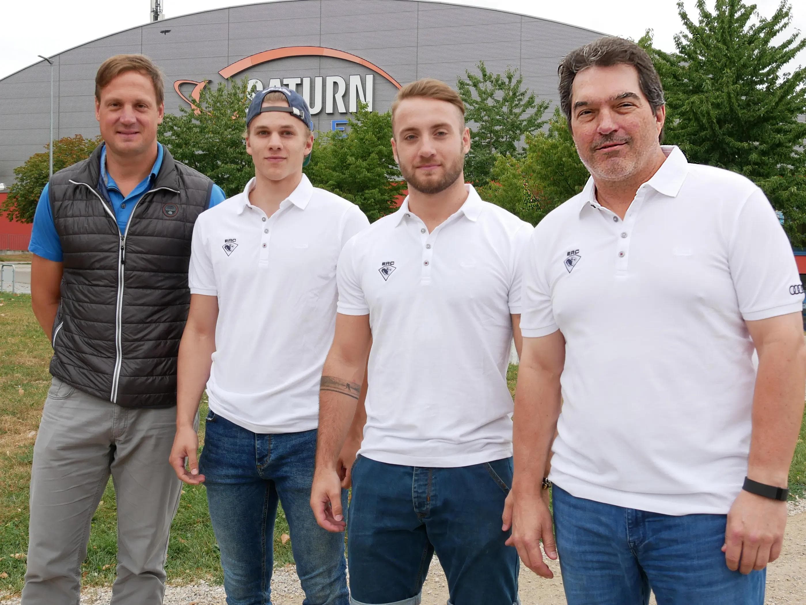 Auf eine gute Zusammenarbeit! v.l.n.r.: Michael Kreitl (Geschäftsführer der ESVK Spielbetriebs GmbH), die Spieler Tim Wohlgemuth und Simon Schütz sowie Larry Mitchell (Sportdirektor des ERC Ingolstadt).