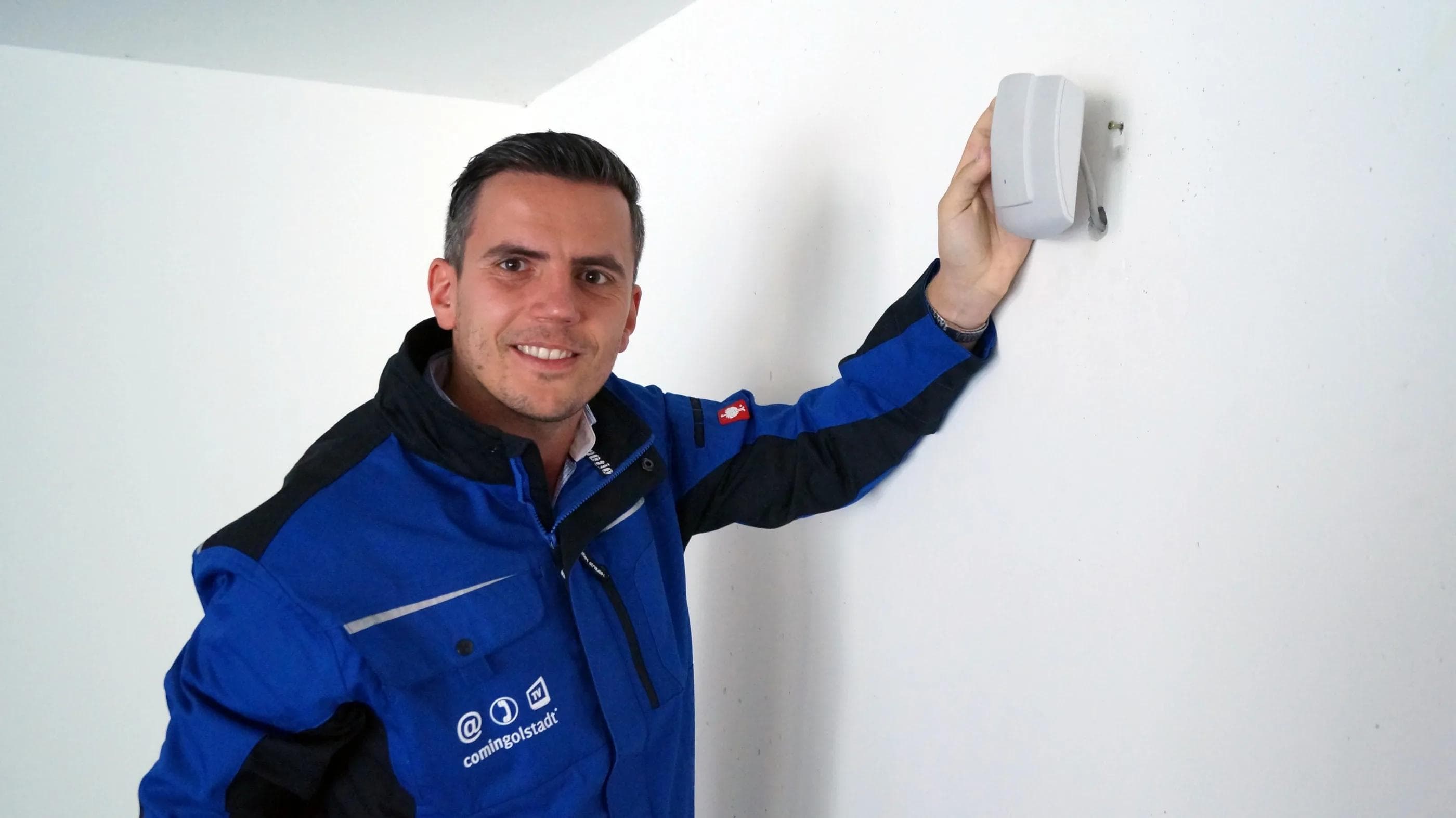 Mitarbeiter von comingolstadt installierten die WLAN Router in der Saturn Arena