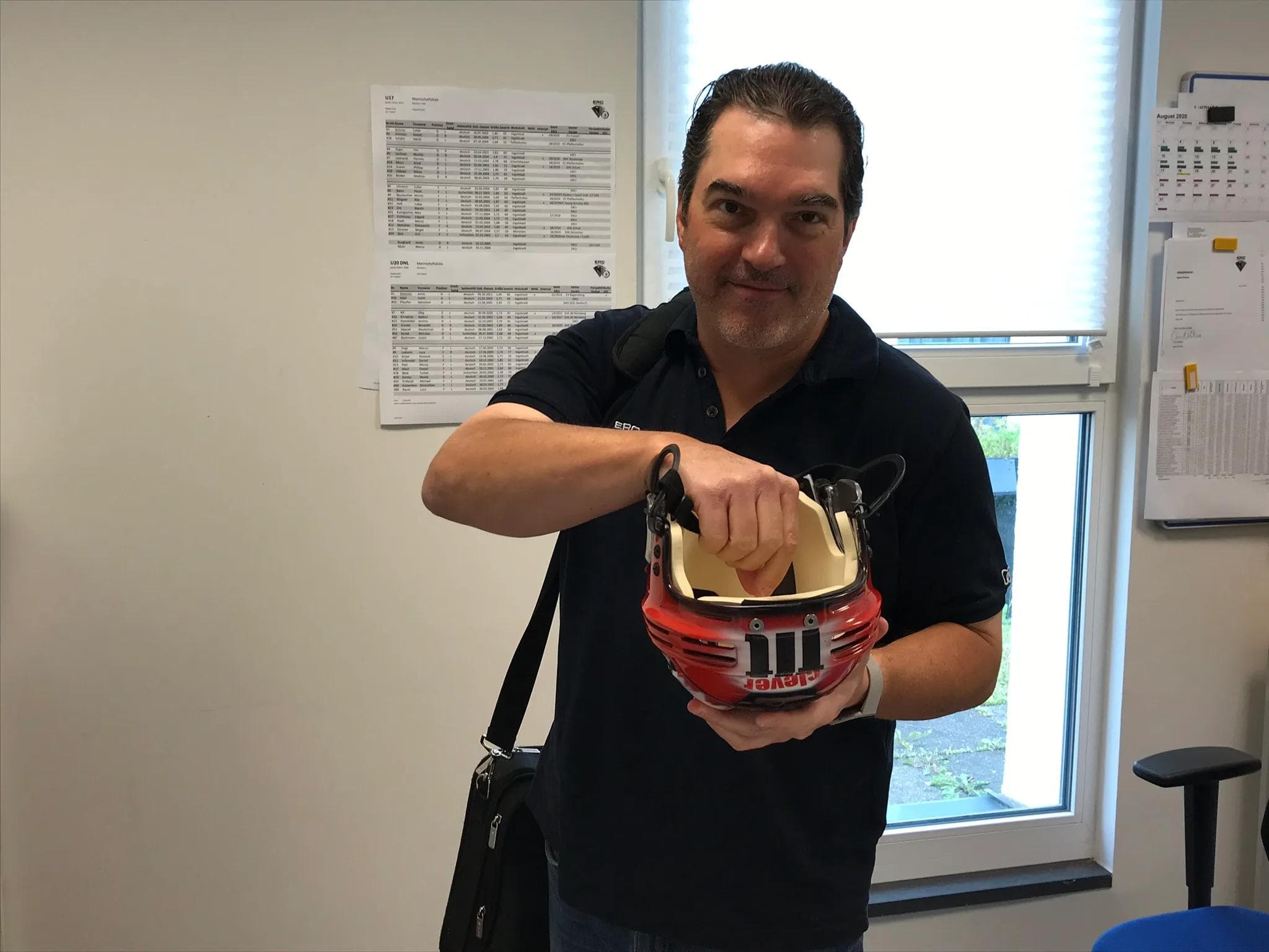 Larry Mitchell hat den heutigen Gewinner aus dem "Loshelm" gezogen.