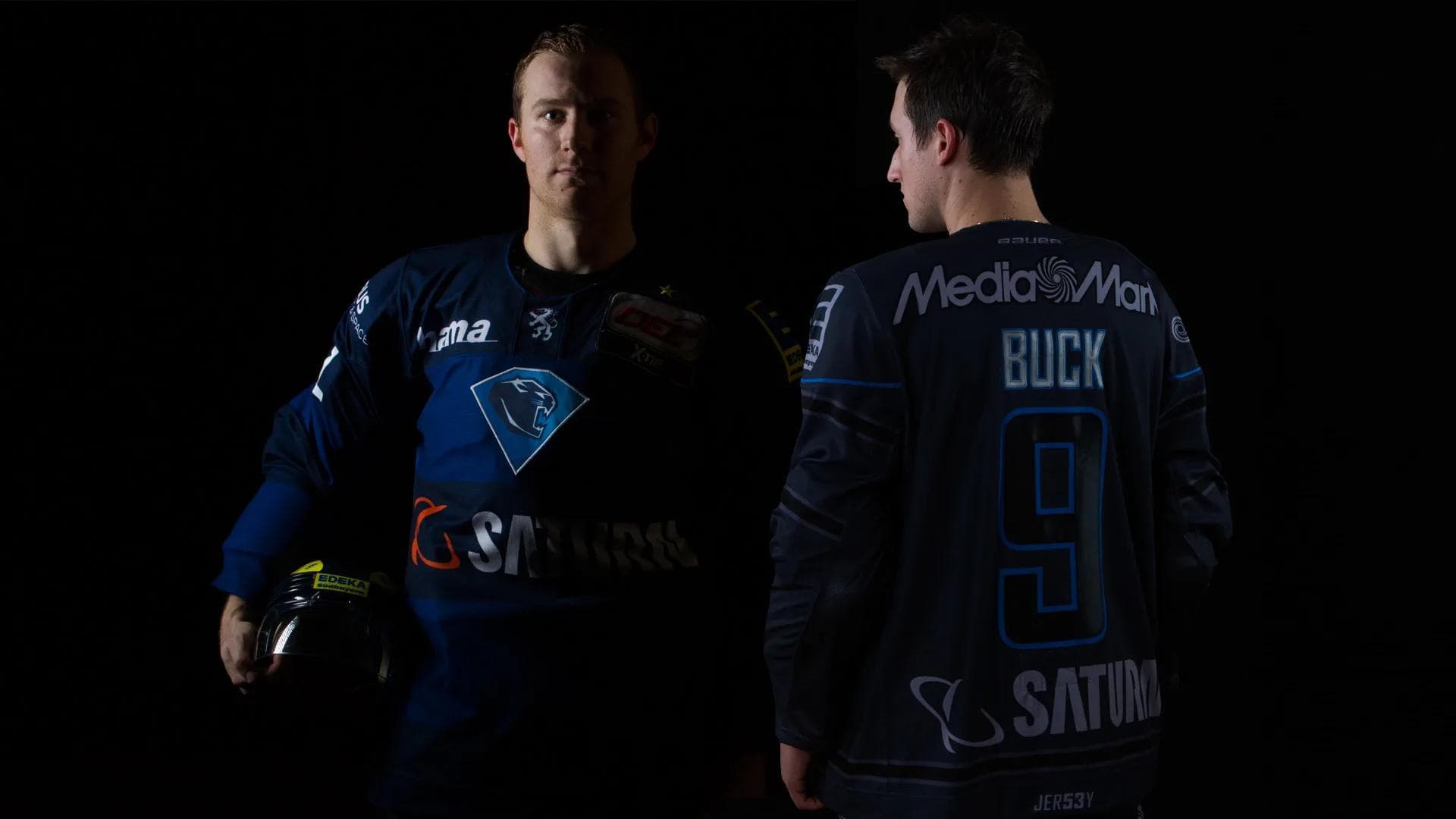 Patrick McNeill im blauen und Brandon Buck im grauen Trikot... (Fotos: Strisch)