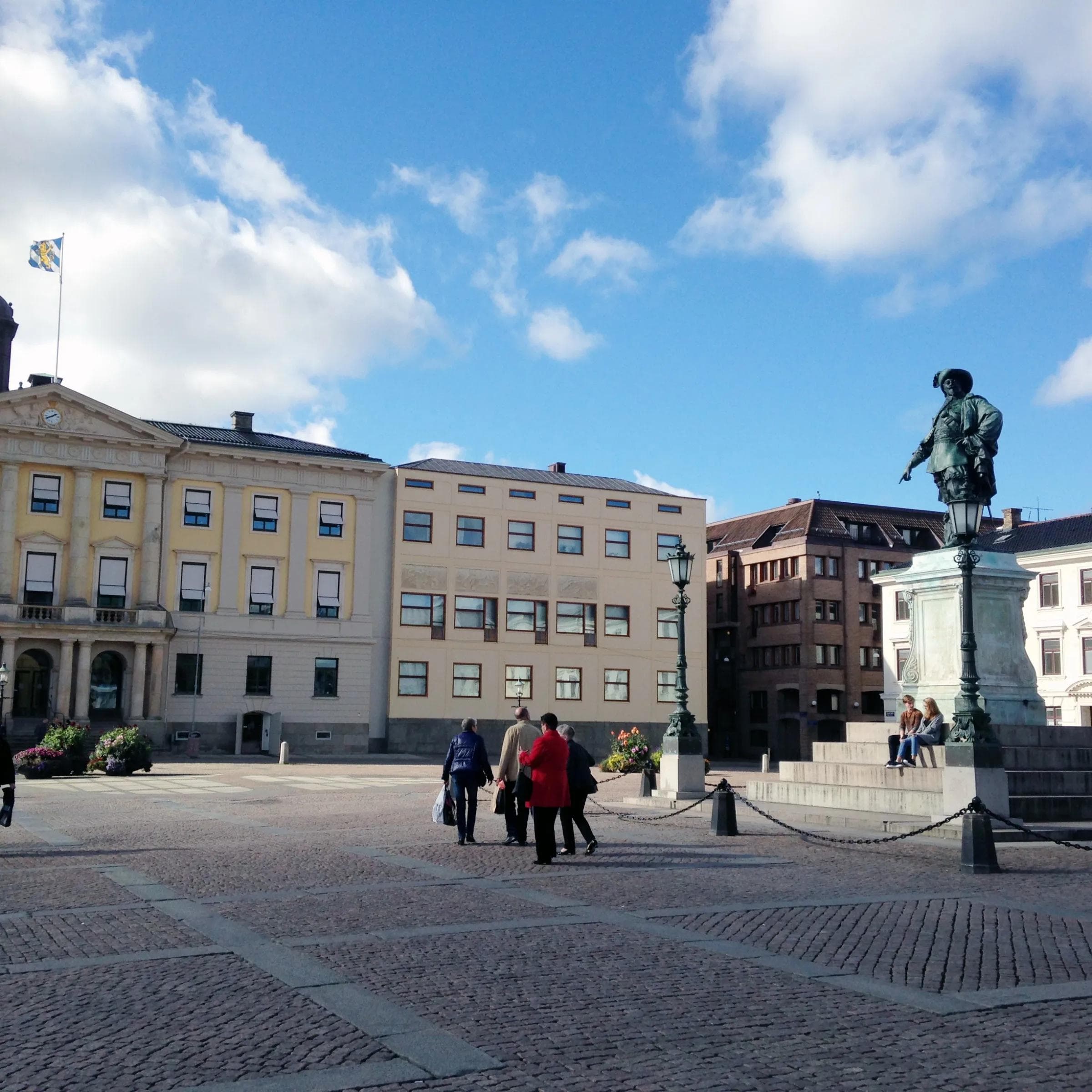 Die Statue ist dem Stadtgründer Gustav II. Adolf gewidmet. Foto: Marcus Plahusch
