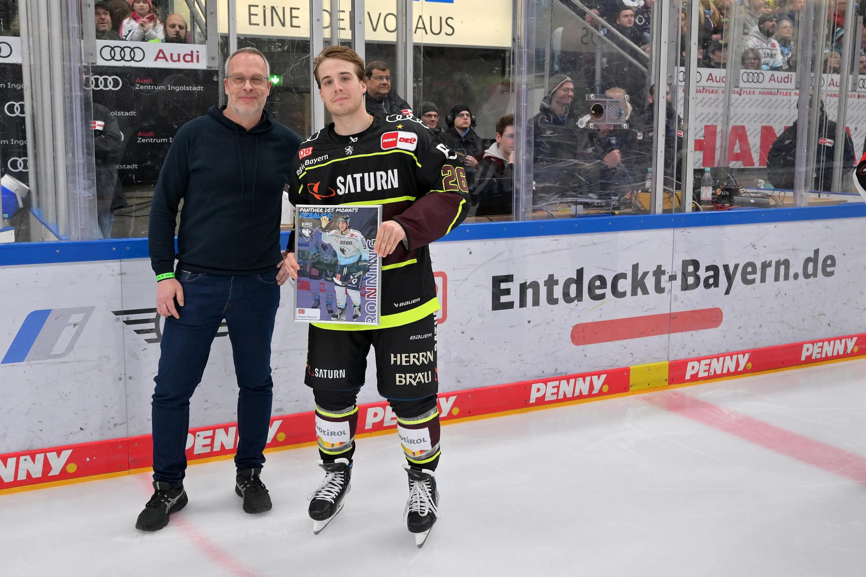 Ty Ronning bekam gestern von Panther-Fan Thomas seine Urkunde überreicht.
Foto: Johannes Traub/JT-Presse.de