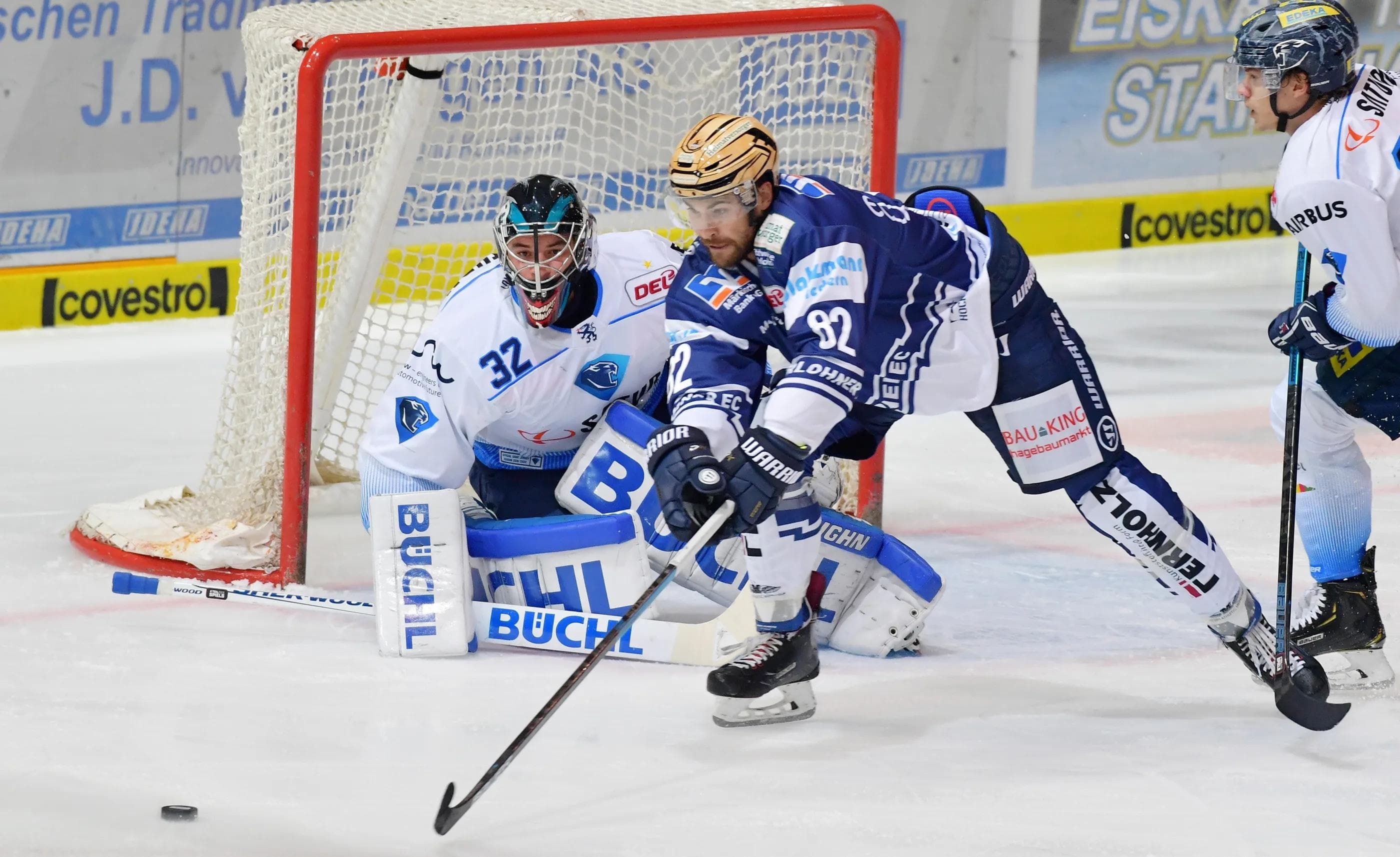 Kein Weg vorbei! Die Panther Defensive und Goalie Jochen Reimer machten sämtliche Chancen der Roosters zunichte. 
Foto: Jonas Brockmann/City-Press