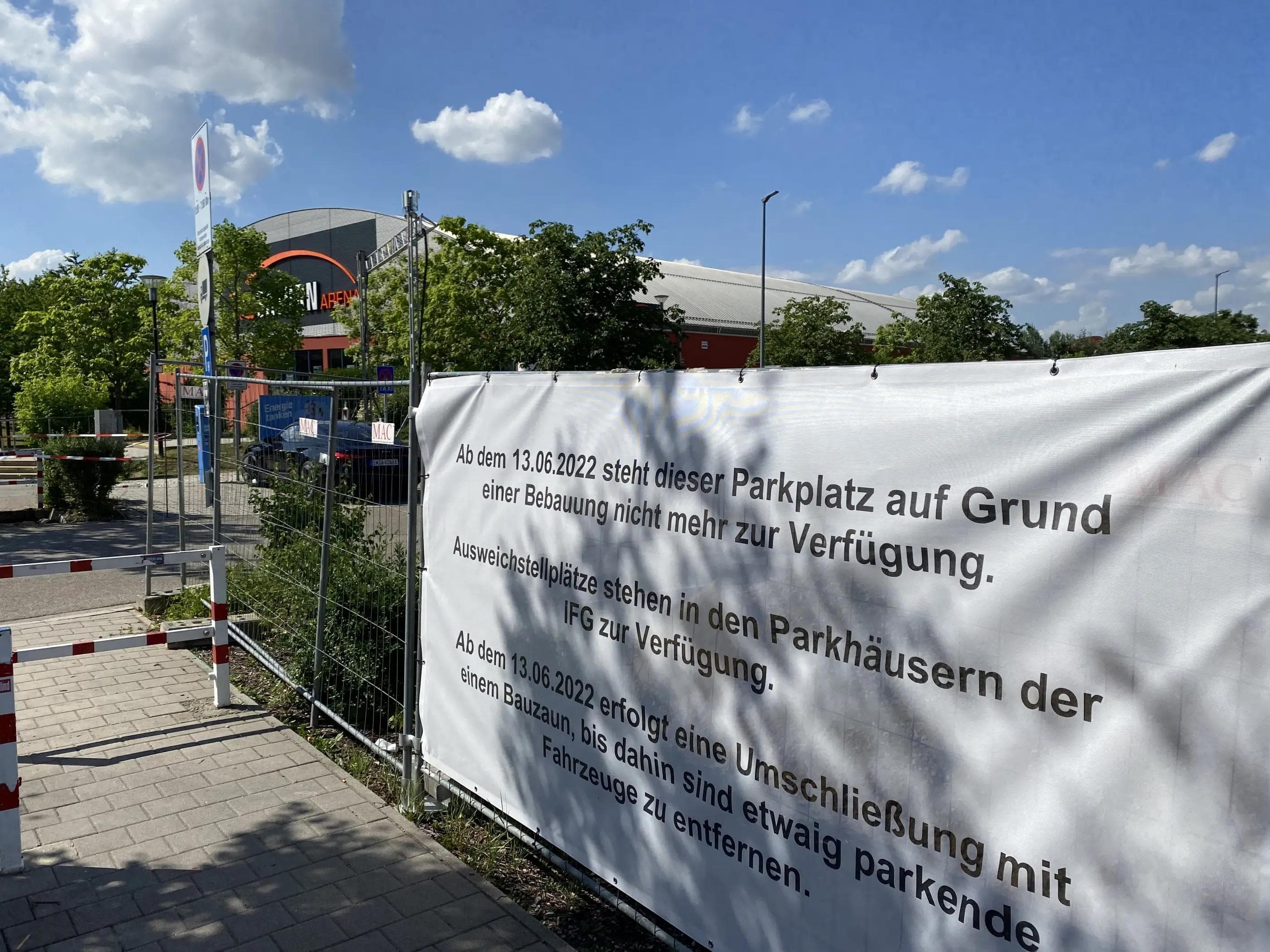 Parkplatz an der SATURN-Arena teilweise gesperrt.