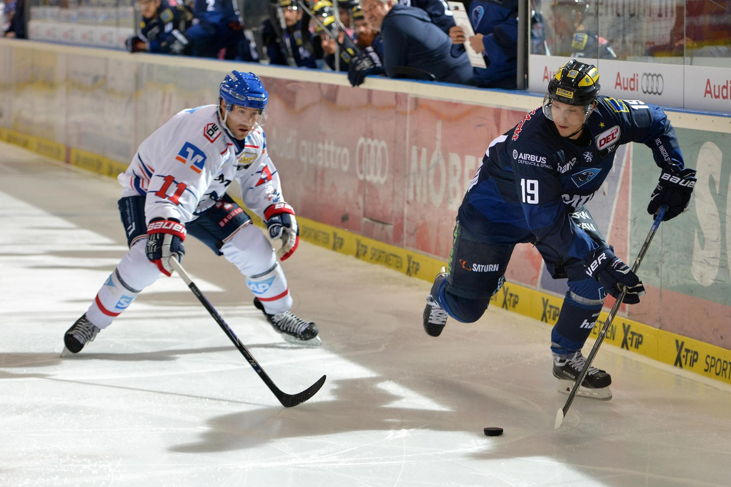 Danny Irmen hat es morgen wieder mit Mannheims Andrew Joudrey zu tun. Foto: st-foto.de / Strisch-Traub