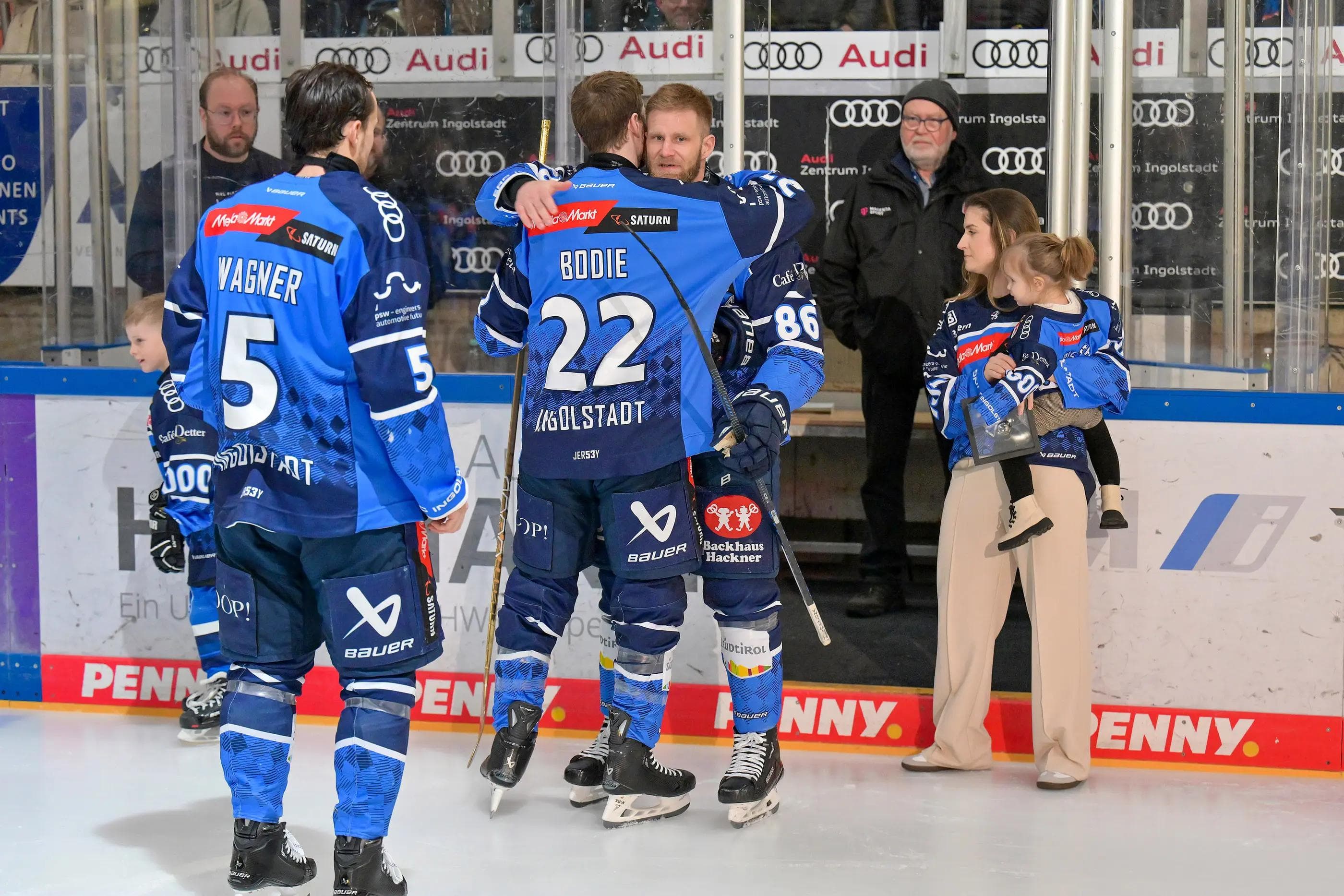 Mat Bodie und Fabio Wganer überreichen eine Uhr und den goldenen Schläger.
Foto: Johannes Traub/JT-Presse.de