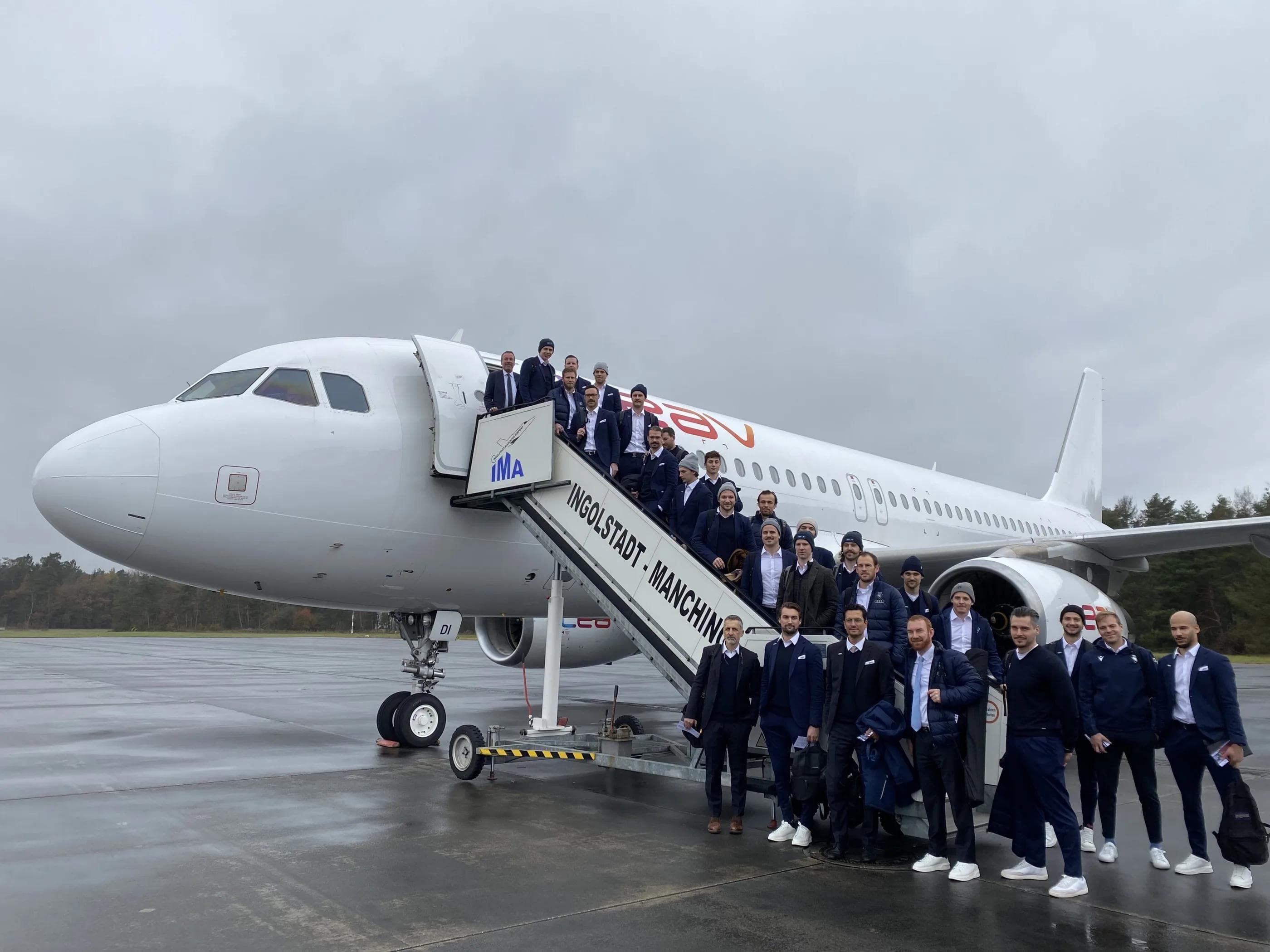 Die Panther beim Einstieg in den Fanflieger.