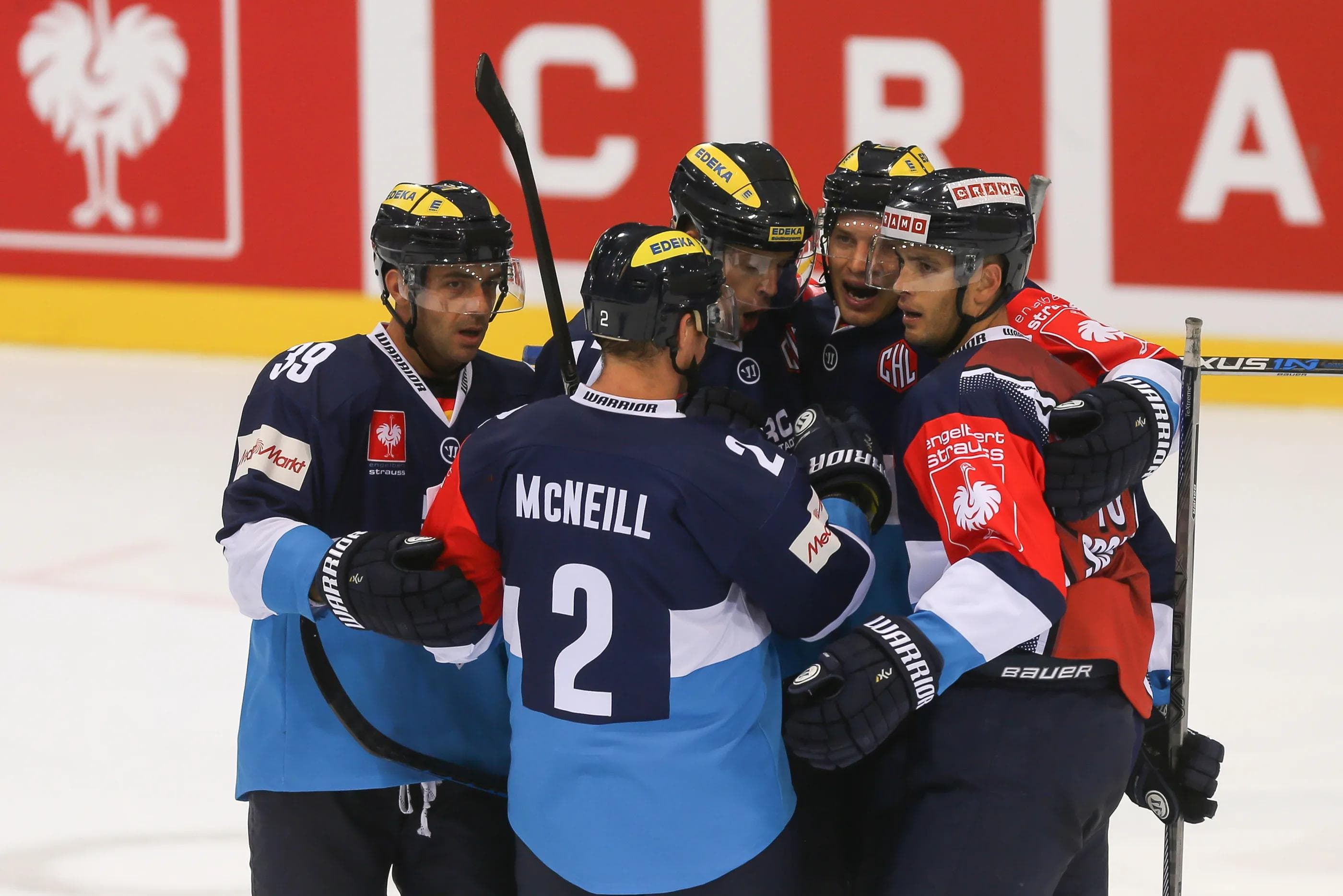 Jubel um den CHL-Topscorer John Laliberte - das original Trikot ist nun erhältlich. Foto: Strisch/Traub via Getty Images