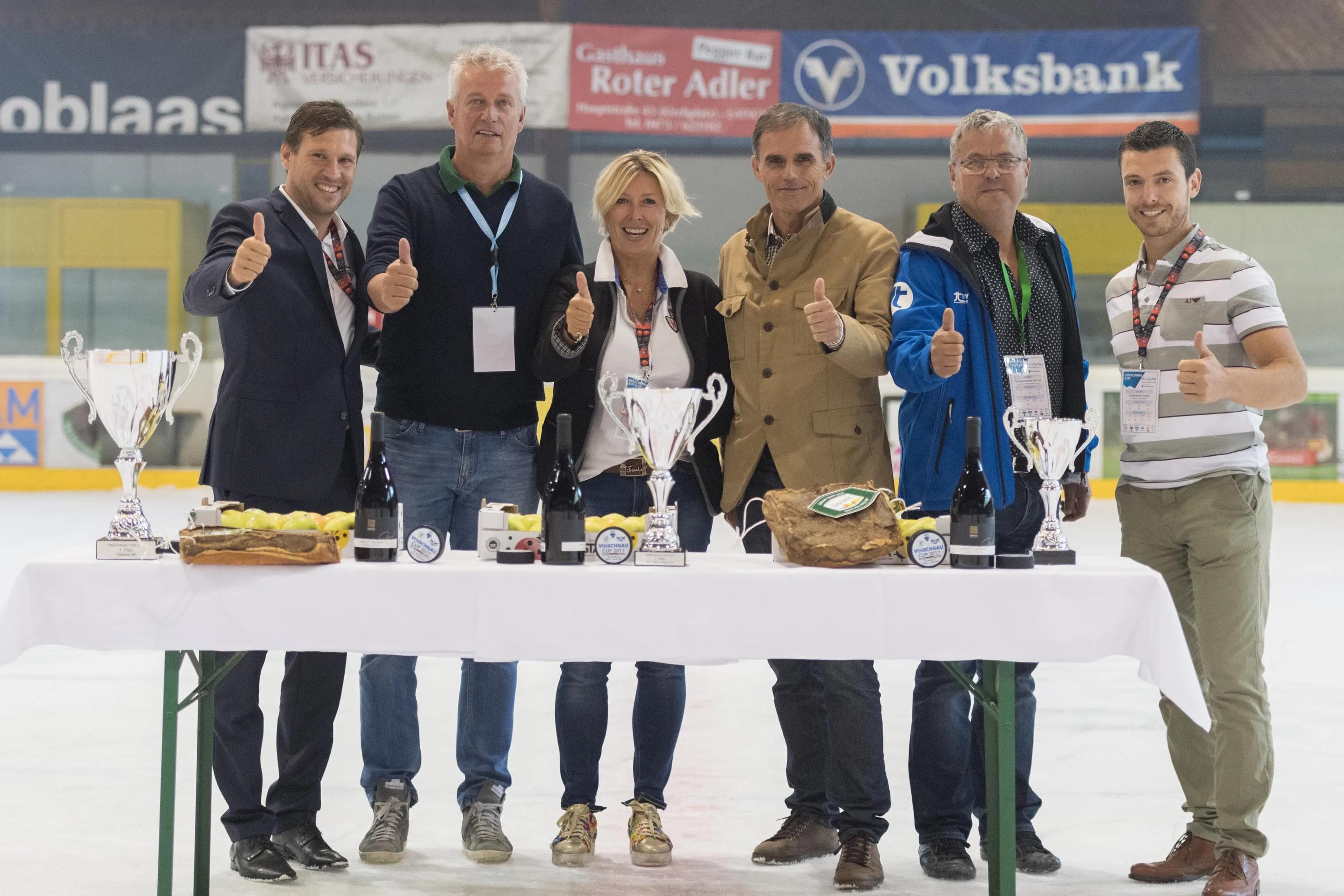 Im Bild Geschätfsführer ERC Ingolstadt Claus Gröbner, Amtsdirektor Funktionsbereich Tourismus Hansjörg Haller, Vize-Bürgermeisterin Sonja Platzer, stellv. Landeshauptmann Südtirol Richard Theiner und Patrik Holzknecht
Foto: Markus Fischer / mfipics.de