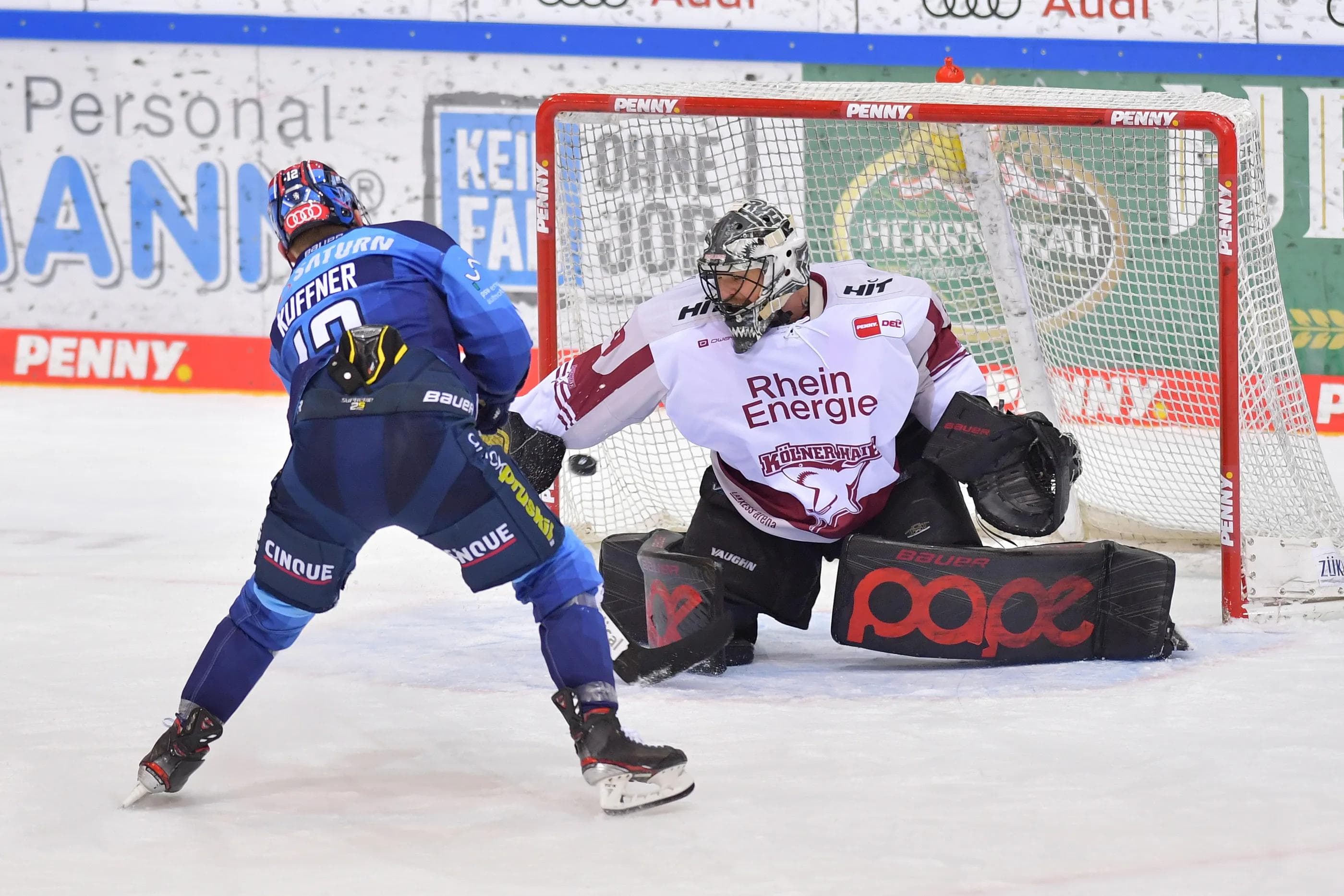 Der entscheidende Treffer. Ryan Kuffner überwindet Justin Pogge im Shootout.
Foto: Johannes Traub/JT-Presse.de