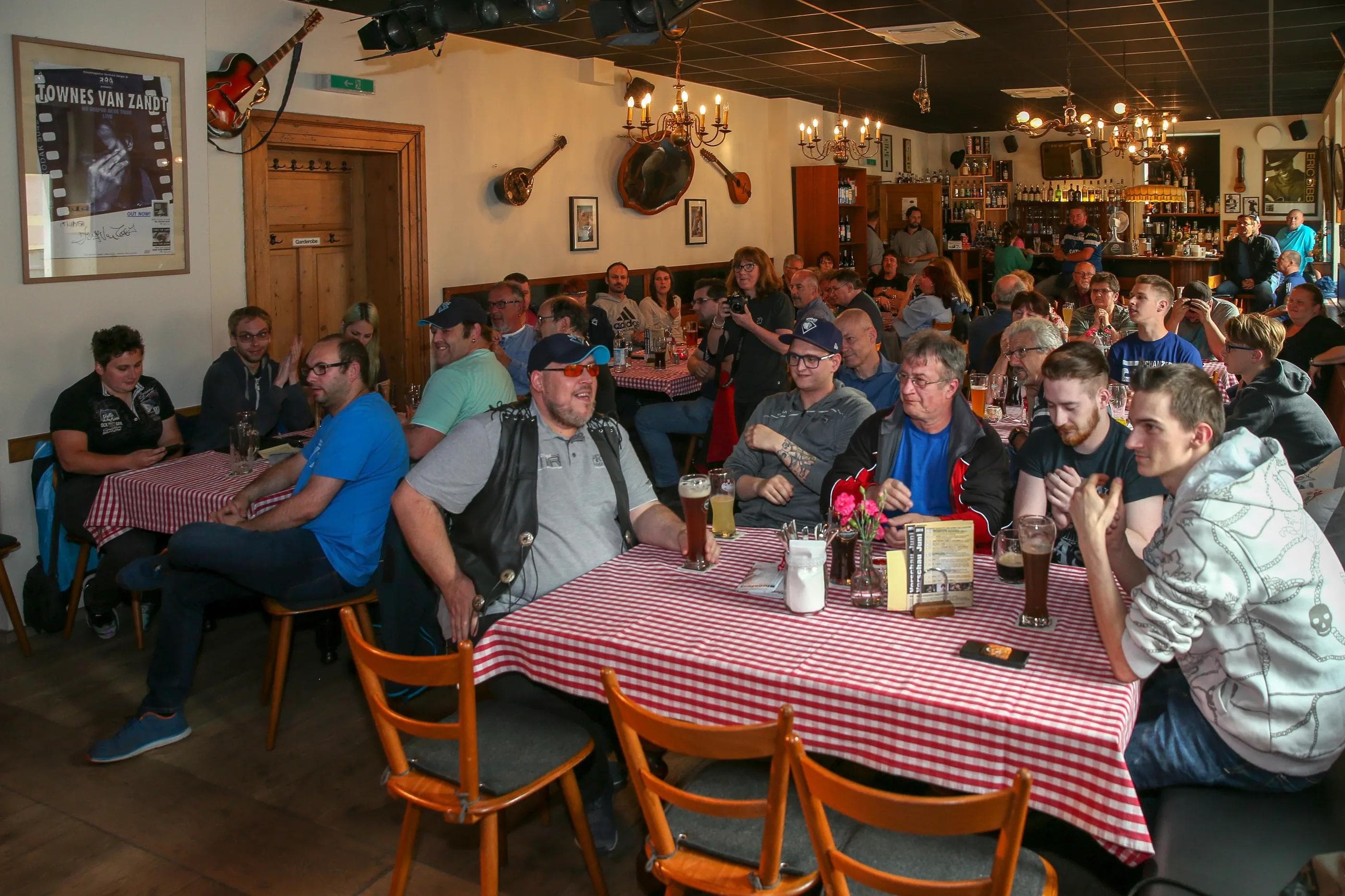 Am Samstag-Nachmittag mit ERC-Fans in gemütlicher Runde zusammensitzen.
Foto: Meyer Jürgen