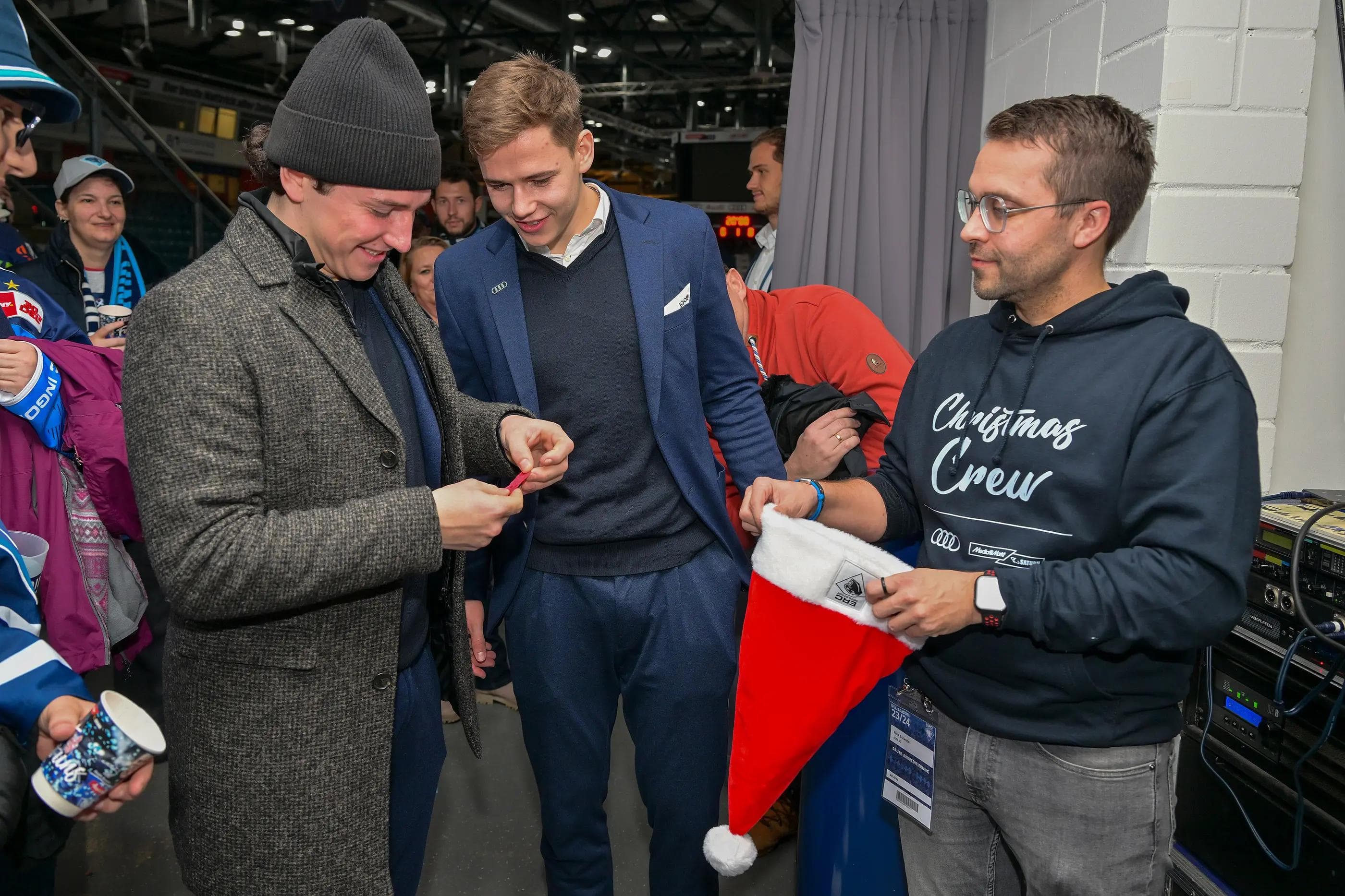 Gewinnerauslosung auf der Christmas Party durch Enrico Henriquez (li.) und Philipp Krauß (Mitte).
Foto: Johannes Traub/JT-Presse.de