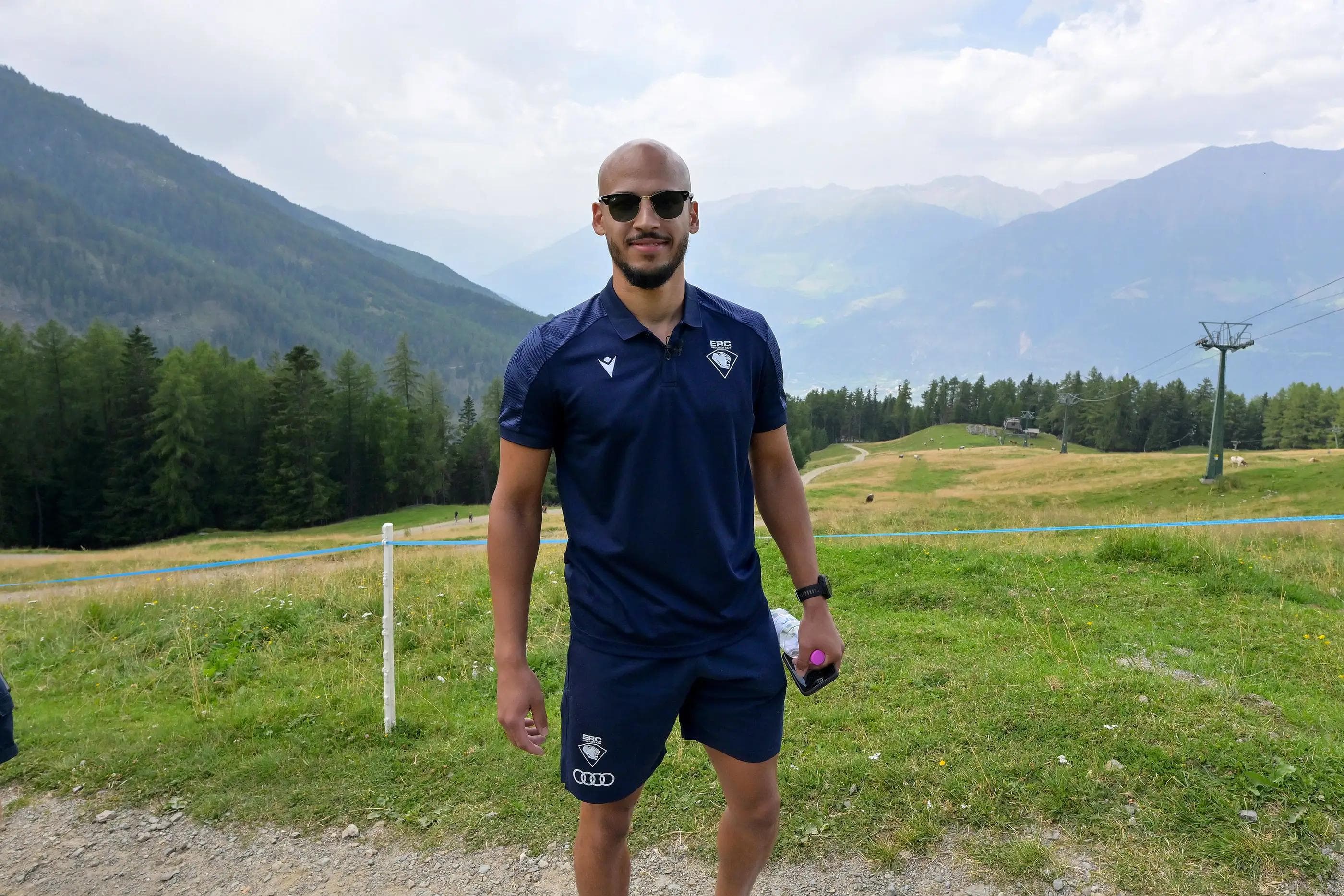 Dauerkarten-Gewinnspiel: Ausgewählte Teamwear-Ausstattung