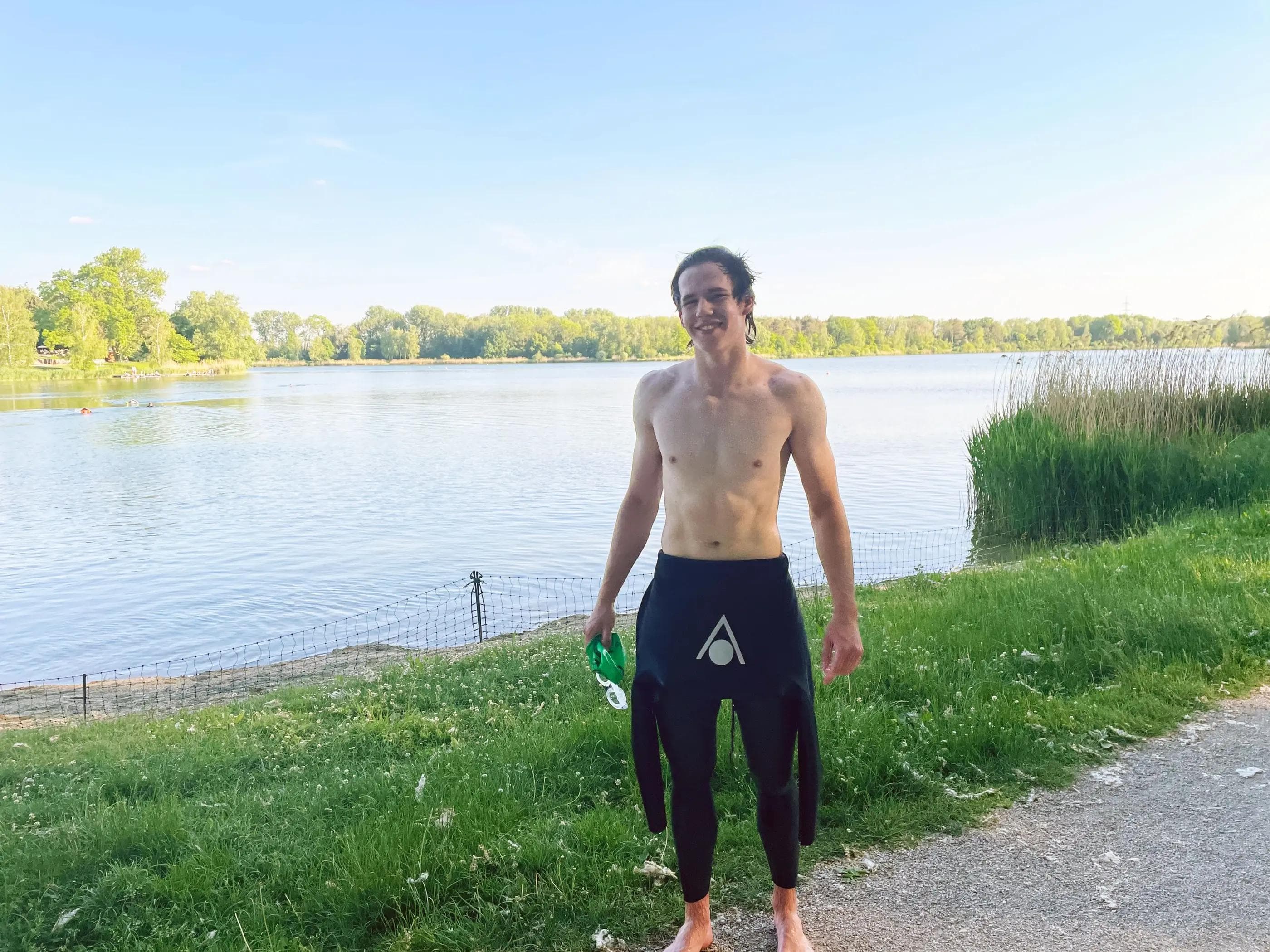 Neuzugang Philipp Krauß bestreitet die Schwimmstrecke der ERC-Staffel und hat am Mittowch bereits im Baggersee trainiert.