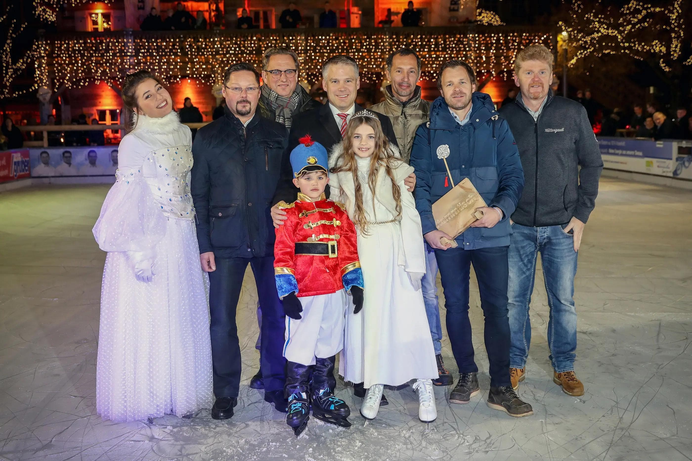 Eröffnung mit Oberbürgermeister und Christkind - seit 24. November hat die Eisarena auf dem Paradeplatz geöffnet... Foto: Bösl