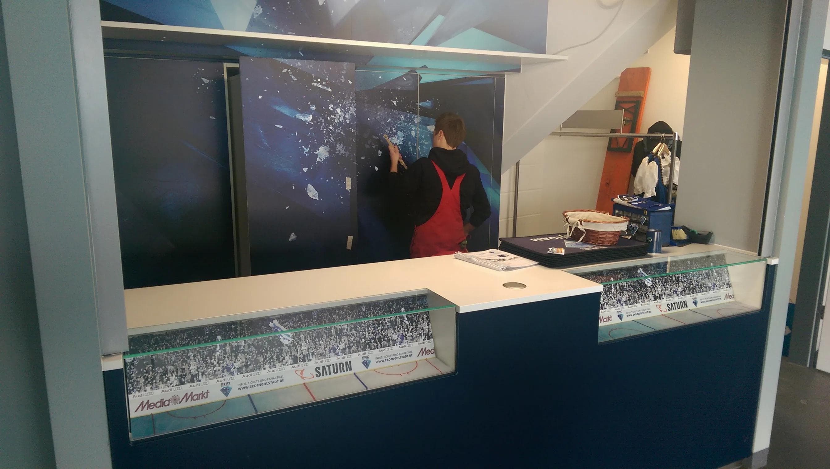 Modern und geräumig - der neue Fanshop in der Saturn Arena, hier im Aufbau, eröffnet am Freitag.