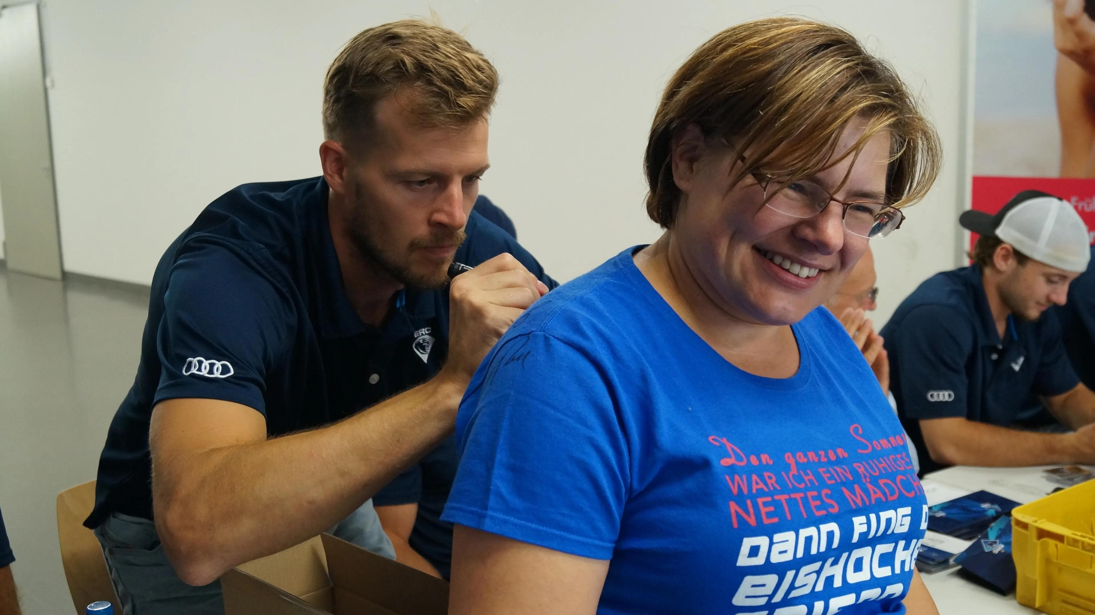 ... und auch Petr Taticek signierte den TShirt-Rücken dieser Panther-Anhängerin. Foto: Martin Wimösterer