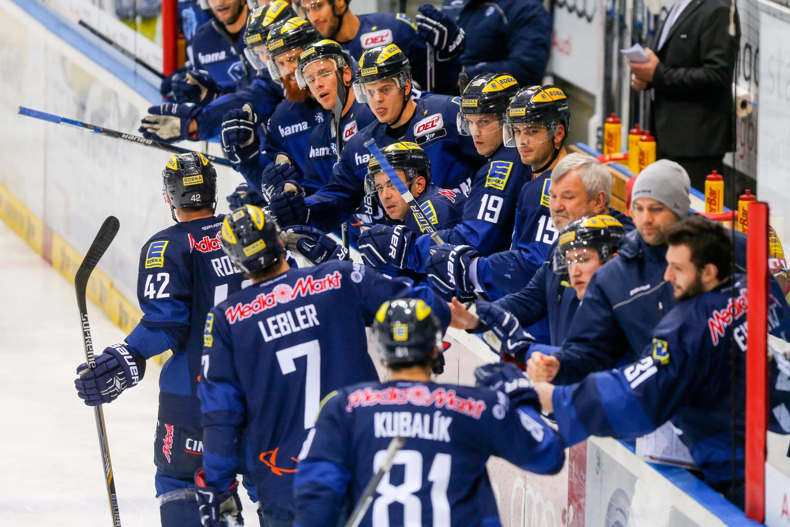 Die Panther jubeln gemeinsam über das 2:0. Foto: st-foto.de / Strisch