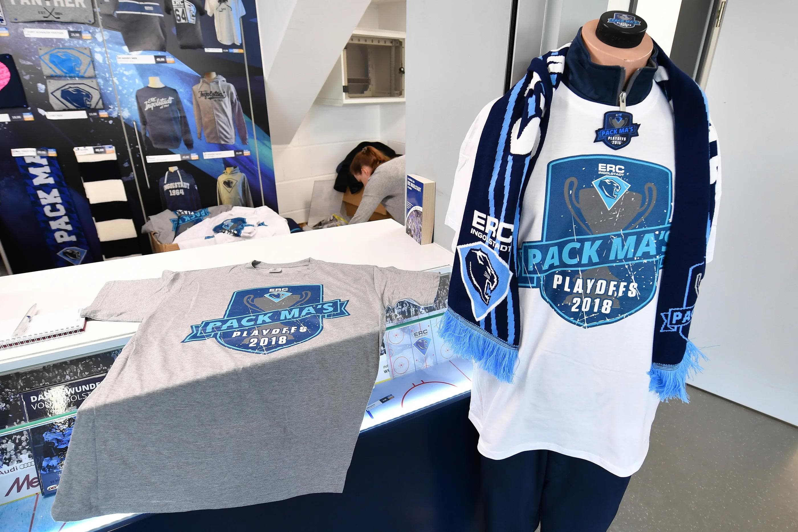 Der Fanshop mit den neuen Playoff-Artikeln. 

Foto: ST-Foto.de / Johannes Traub