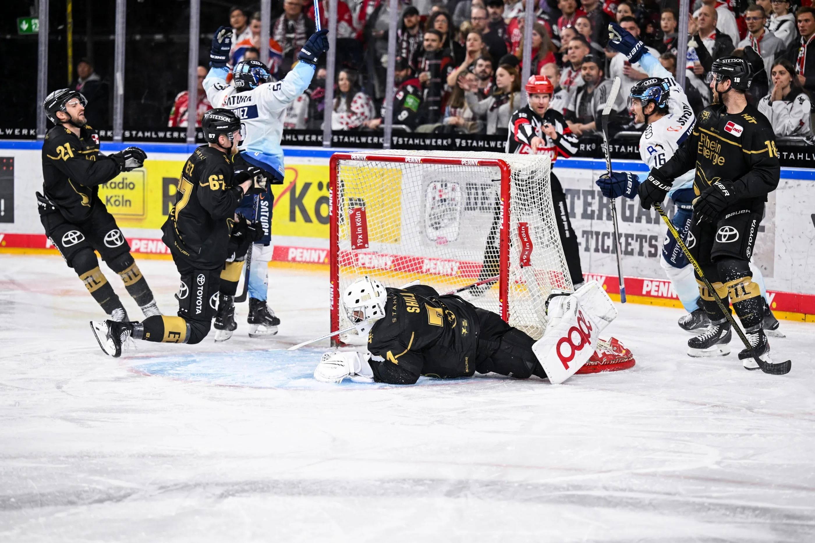 Die Panther bejubeln bei den Kölner Haien einen 3:2-Erfolg.
Foto: DEL-Photosharing