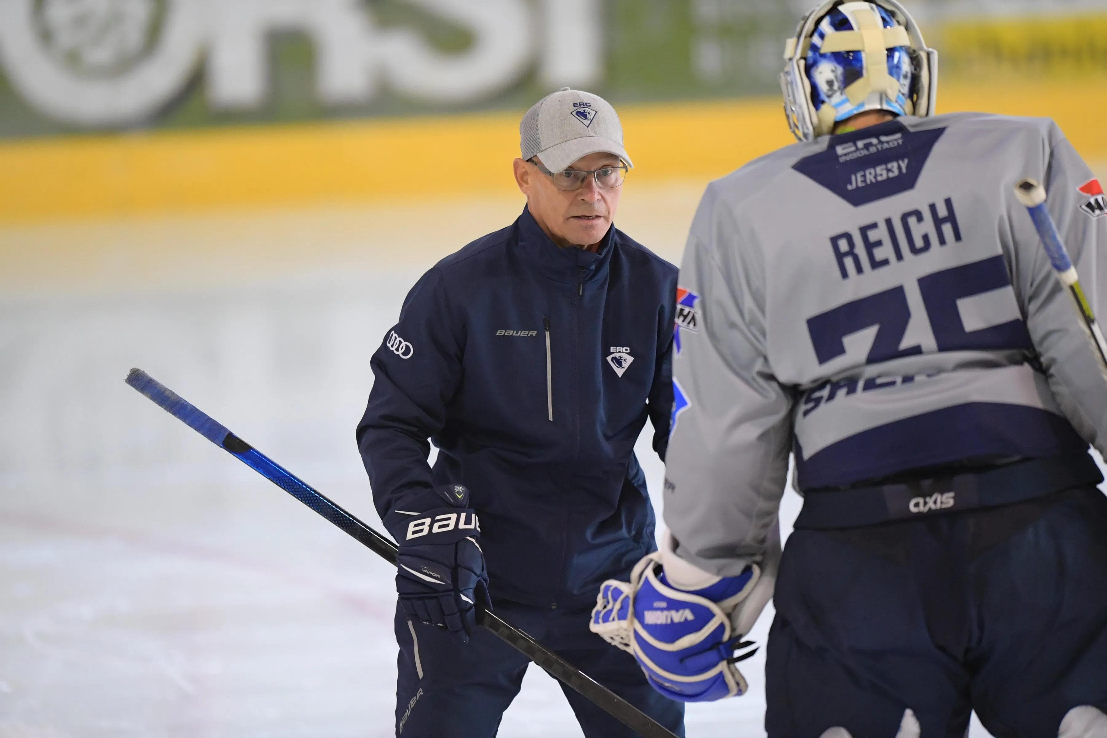 Sakari Lindfors arbeitet in der Trainingslagerwoche in Latsch intensiv mit den Goalies der Panther.
Foto: Markus Fischer/Passion2Press.de